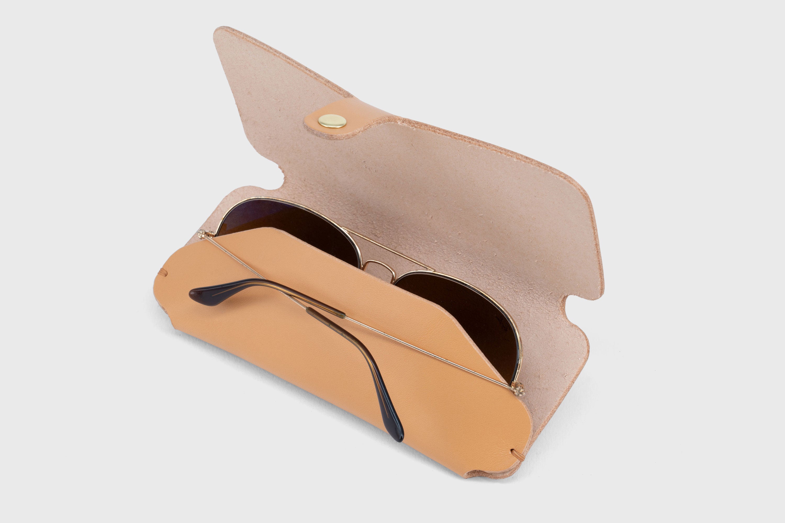 Glasses and Sunglasses Case Sleeve Brown Color Leather Minimalistic Design Premium Quality Vegetable Tanned Leather Atelier Madre Manuel Dreesmann Barcelona Spain