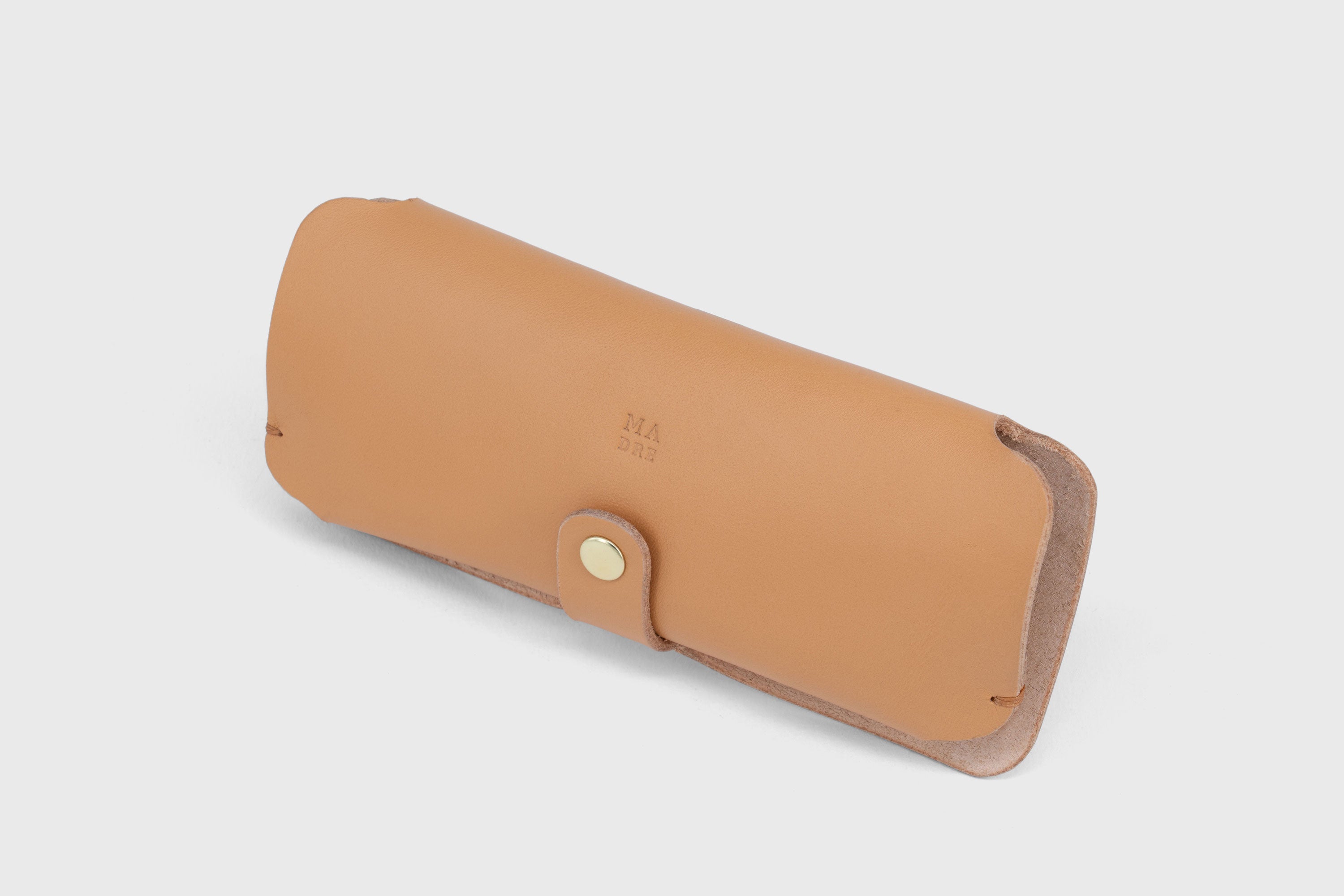 Glasses and Sunglasses Case Sleeve Brown Color Leather Minimalistic Design Premium Quality Vegetable Tanned Leather Atelier Madre Manuel Dreesmann Barcelona Spain