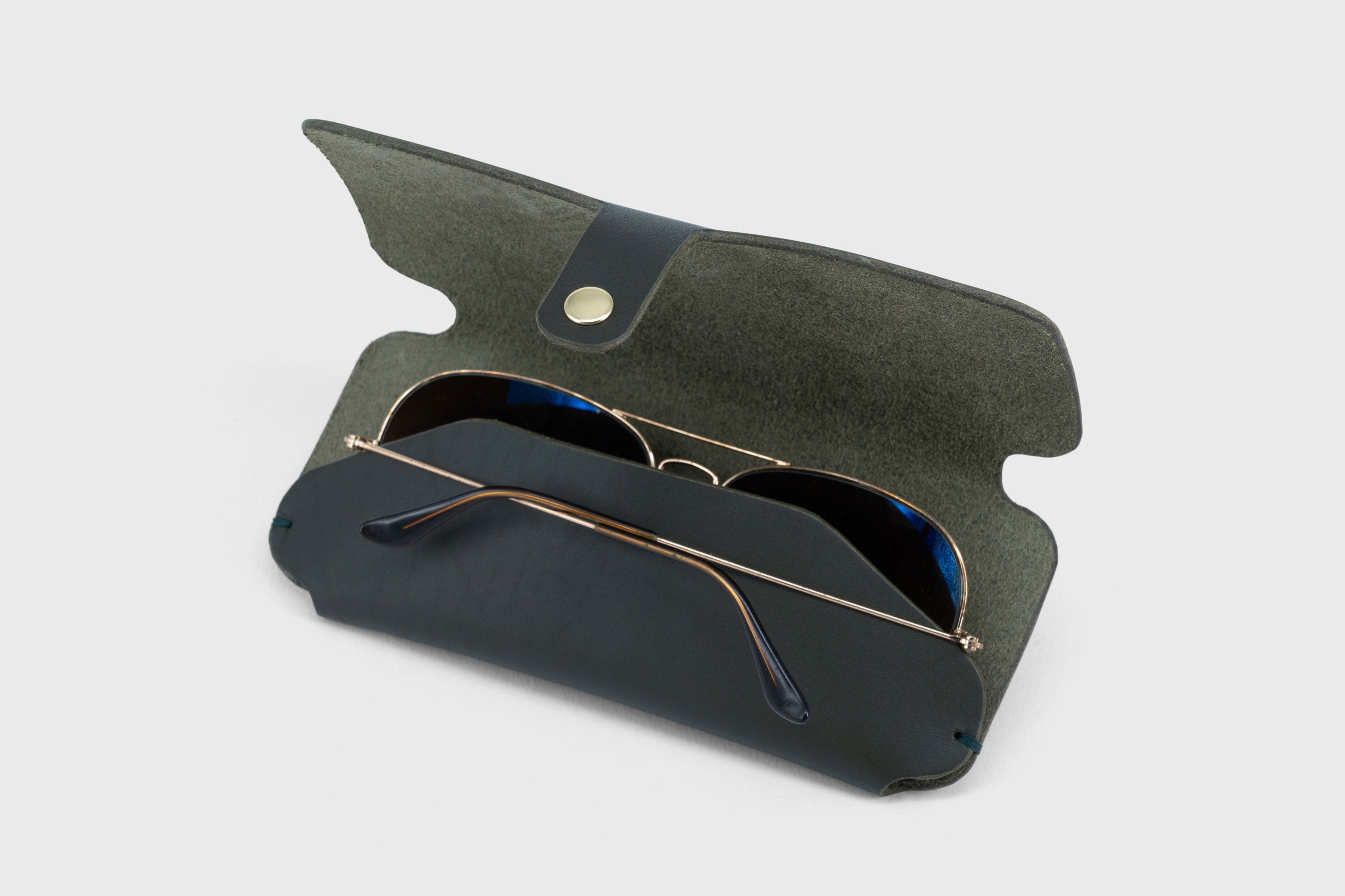 Glasses and Sunglasses Case Sleeve Olive Green Color Leather Minimalistic Design Premium Quality Vegetable Tanned Leather Atelier Madre Manuel Dreesmann Barcelona Spain