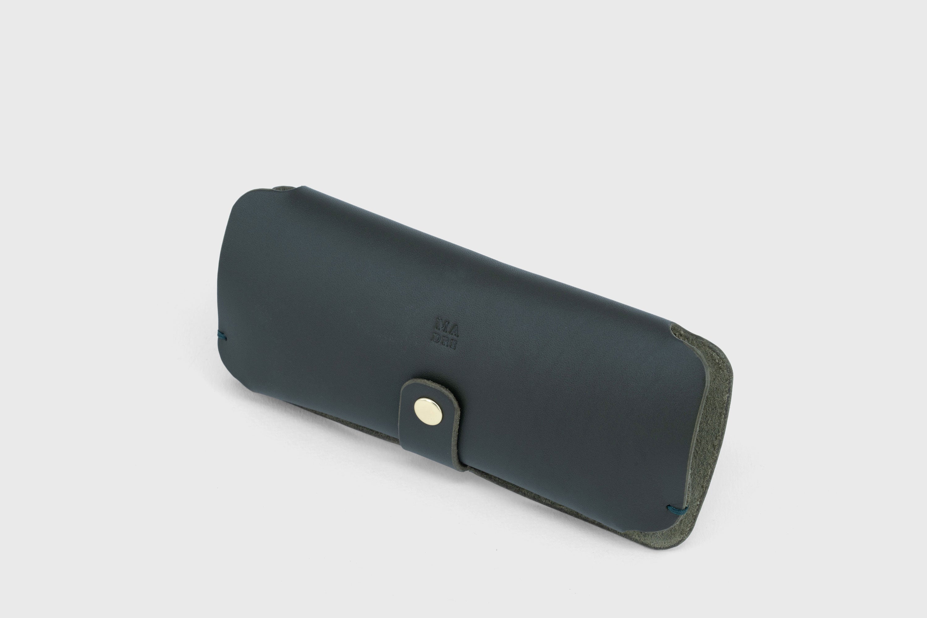 Glasses and Sunglasses Case Sleeve Olive Green Color Leather Minimalistic Design Premium Quality Vegetable Tanned Leather Atelier Madre Manuel Dreesmann Barcelona Spain