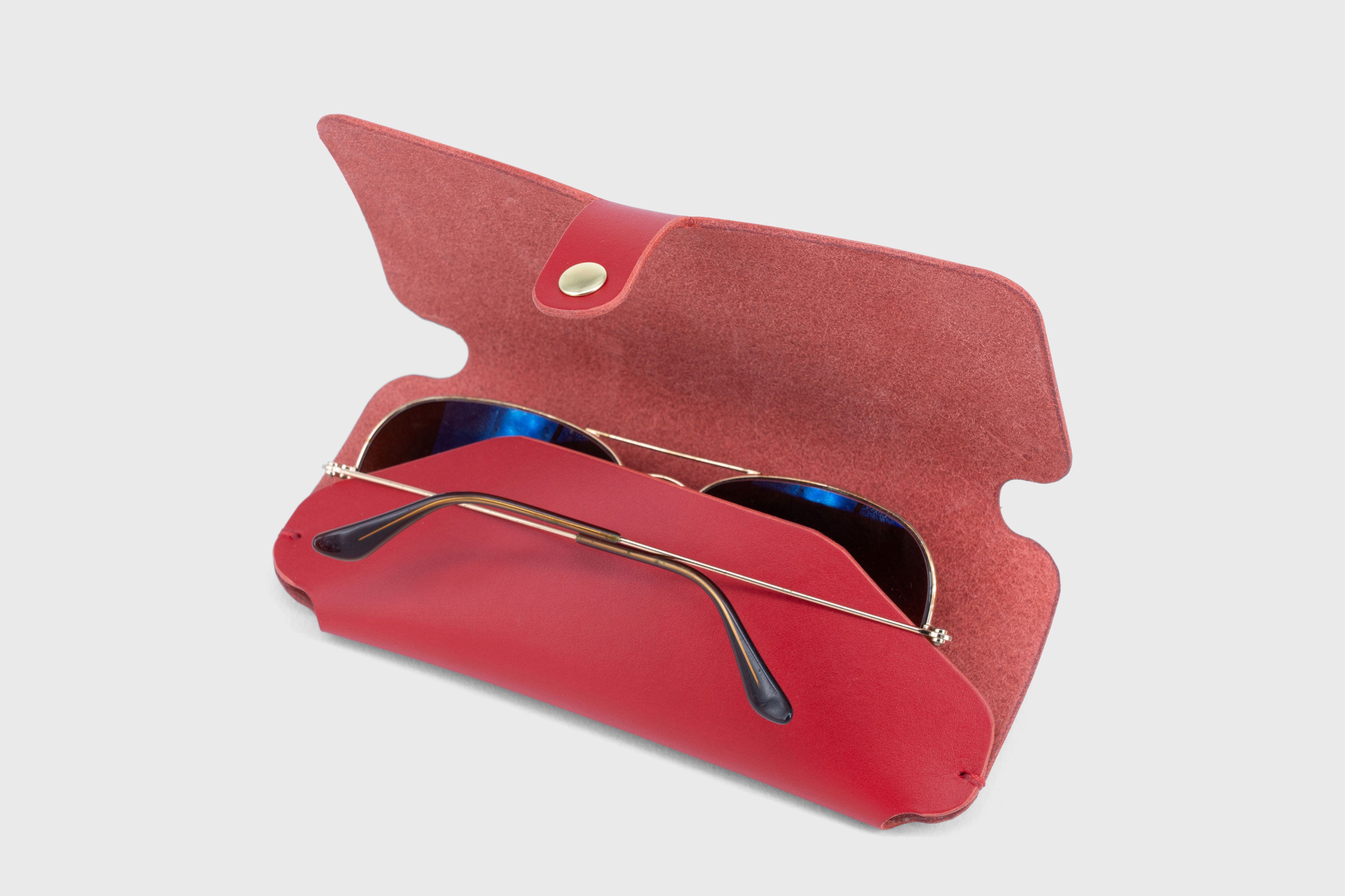 Glasses and Sunglasses Case Sleeve Red Color Leather Minimalistic Design Premium Quality Vegetable Tanned Leather Atelier Madre Manuel Dreesmann Barcelona Spain