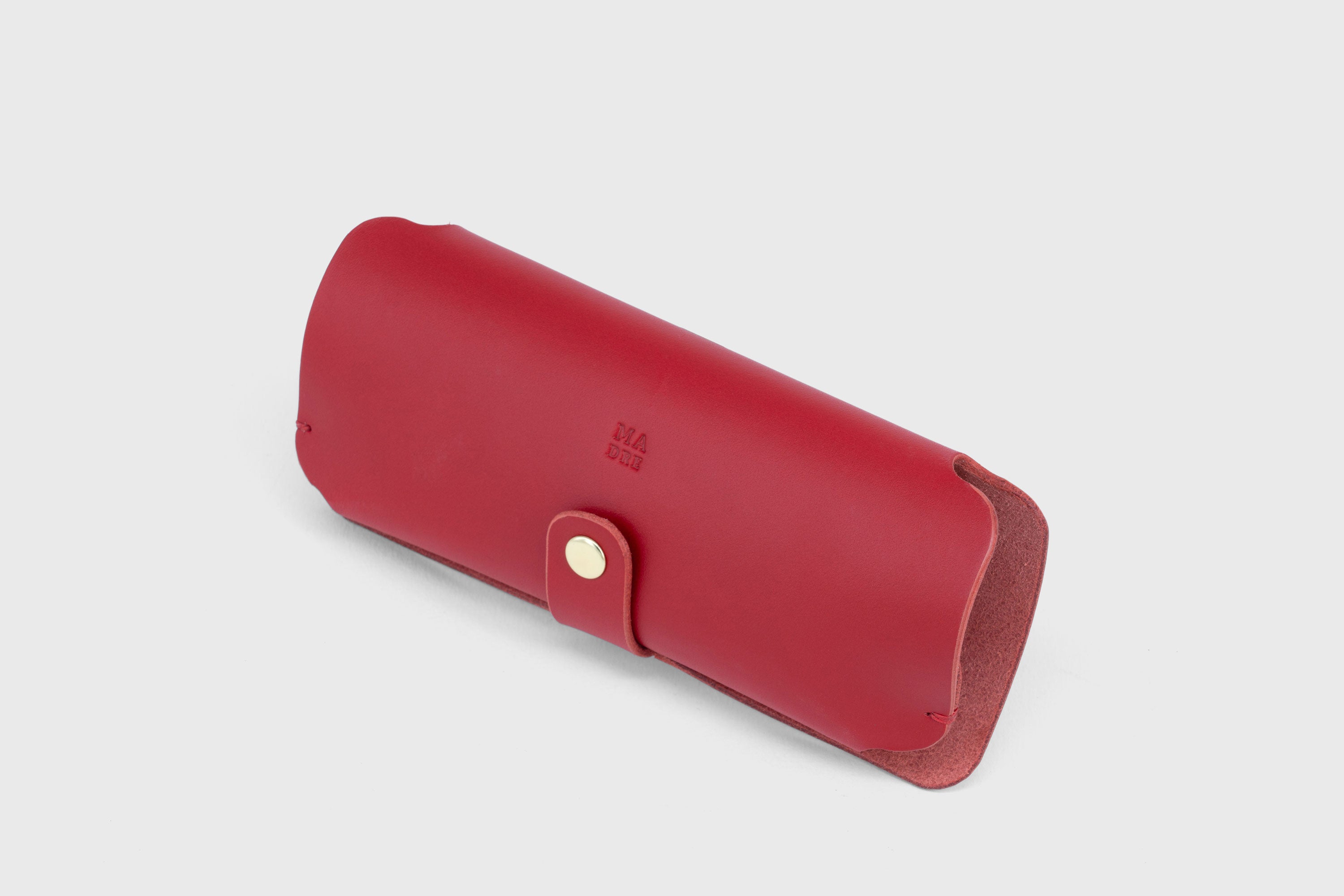 Glasses and Sunglasses Case Sleeve Red Color Leather Minimalistic Design Premium Quality Vegetable Tanned Leather Atelier Madre Manuel Dreesmann Barcelona Spain