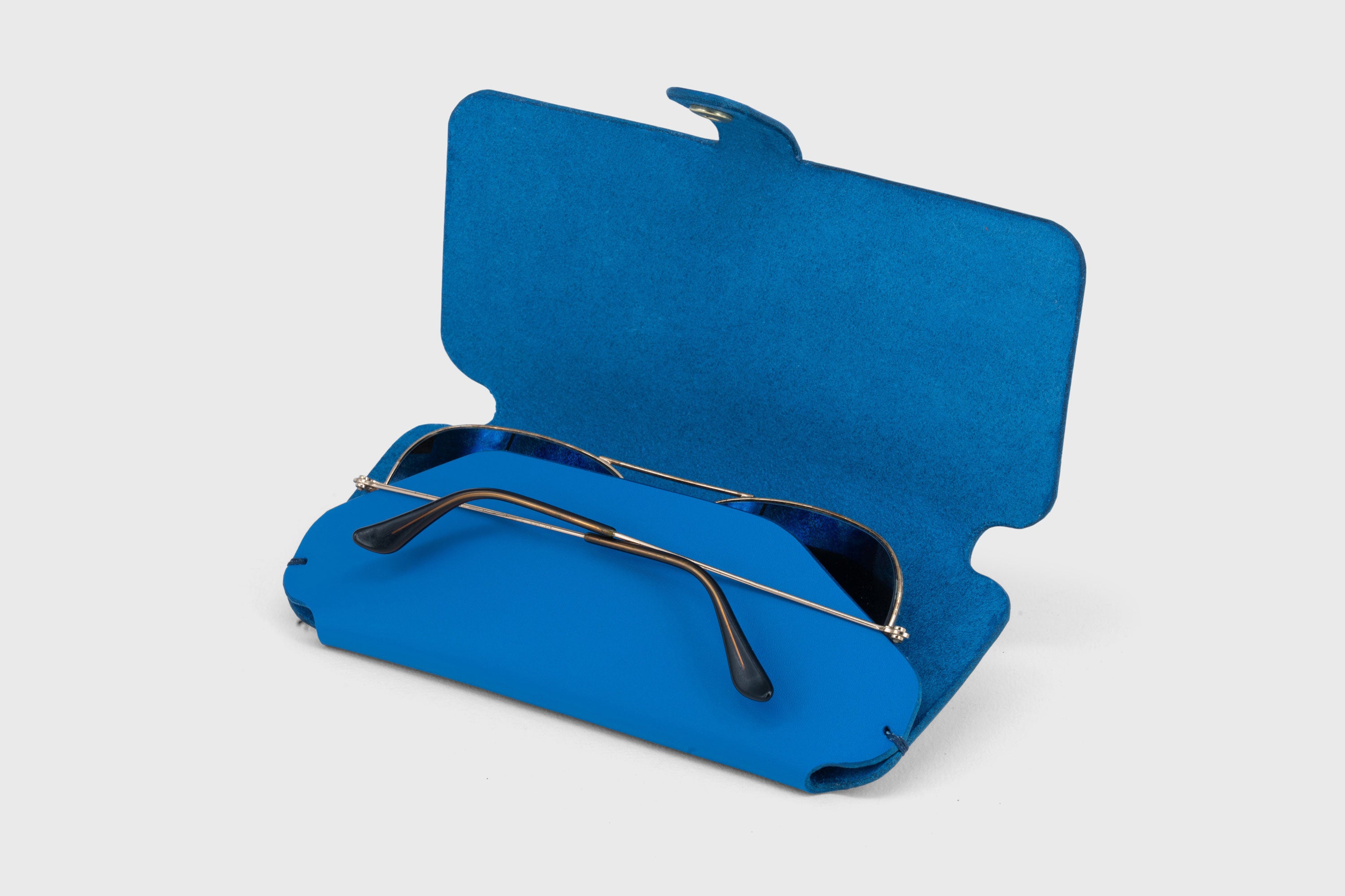 Glasses and Sunglasses Case Sleeve Royal Blue Color Leather Minimalistic Design Premium Quality Vegetable Tanned Leather Atelier Madre Manuel Dreesmann Barcelona Spain