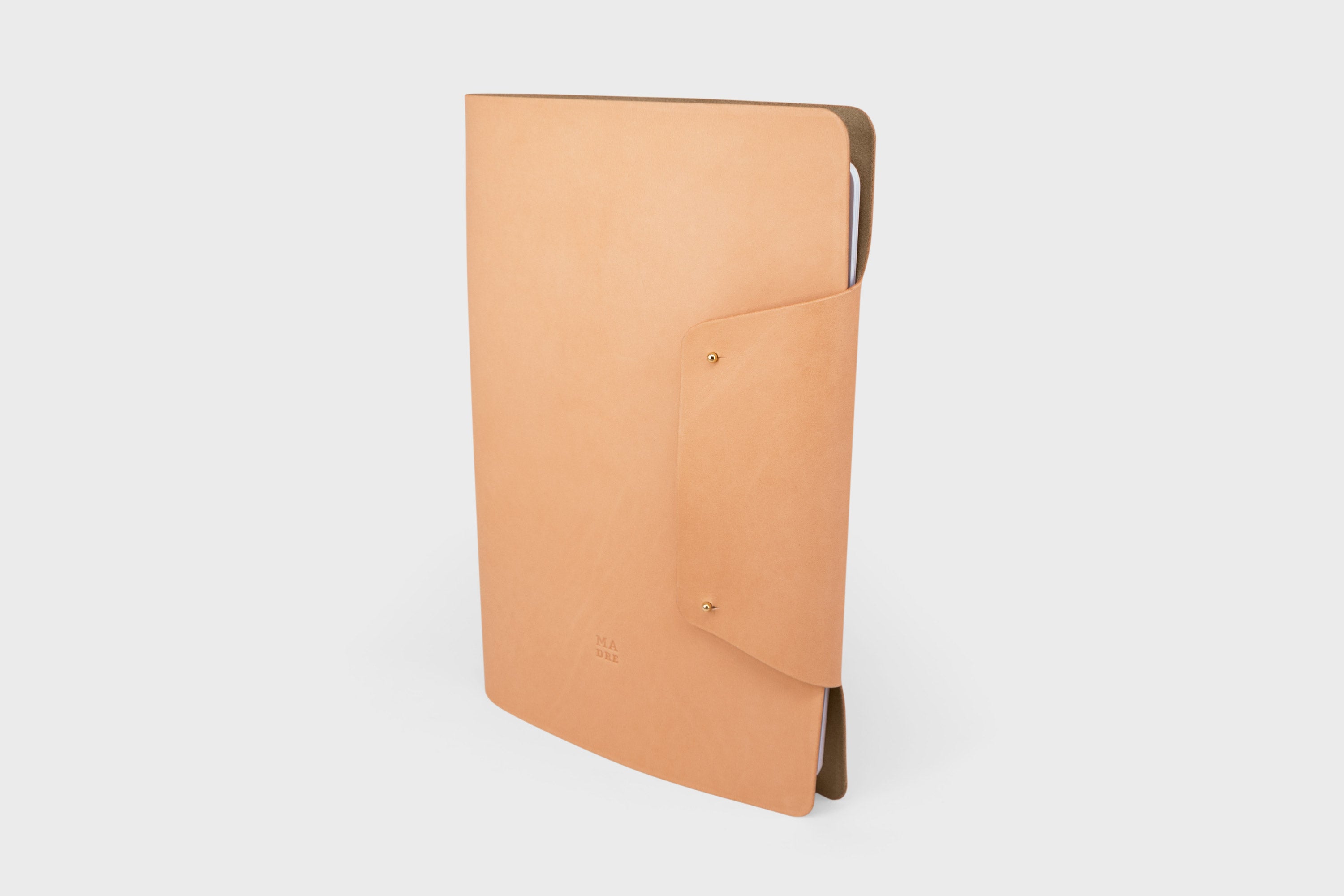 Journal Leather Brown A4 Notebook Sketchbook Refillable Modern minimalist design Premium Quality Handmade Full Grain Vegetable Tanned Atelier Madre Manuel Dreesmann Barcelona