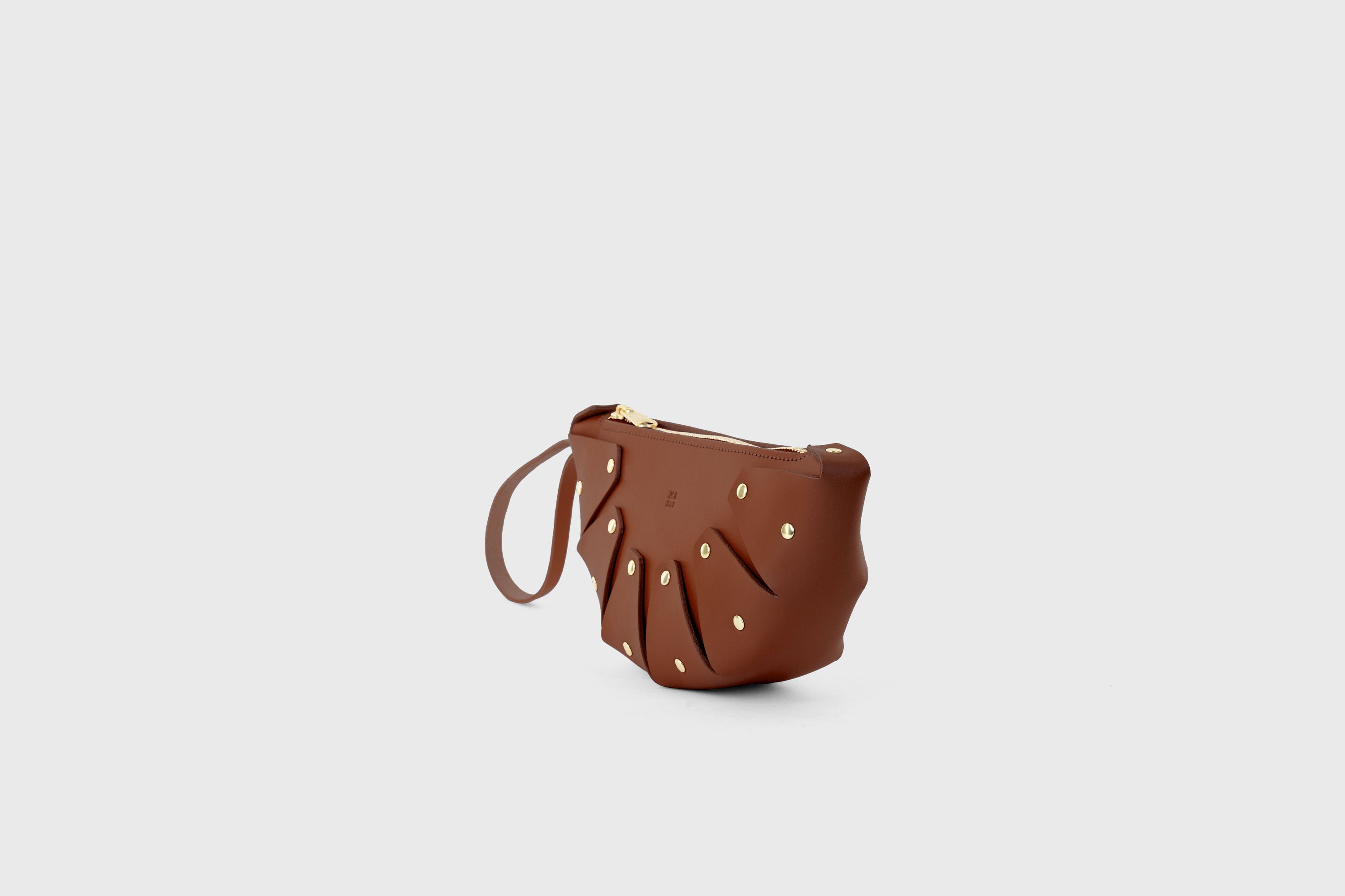 Juno Leather Bag Dark Brown Vegetable Tanned Full Grain Spain Brass Rivets Design Minimalist Half Moon Circle Round Zipper Pouch Handbag Clutch Bag Atelier Madre Manuel Dreesmann Barcelona