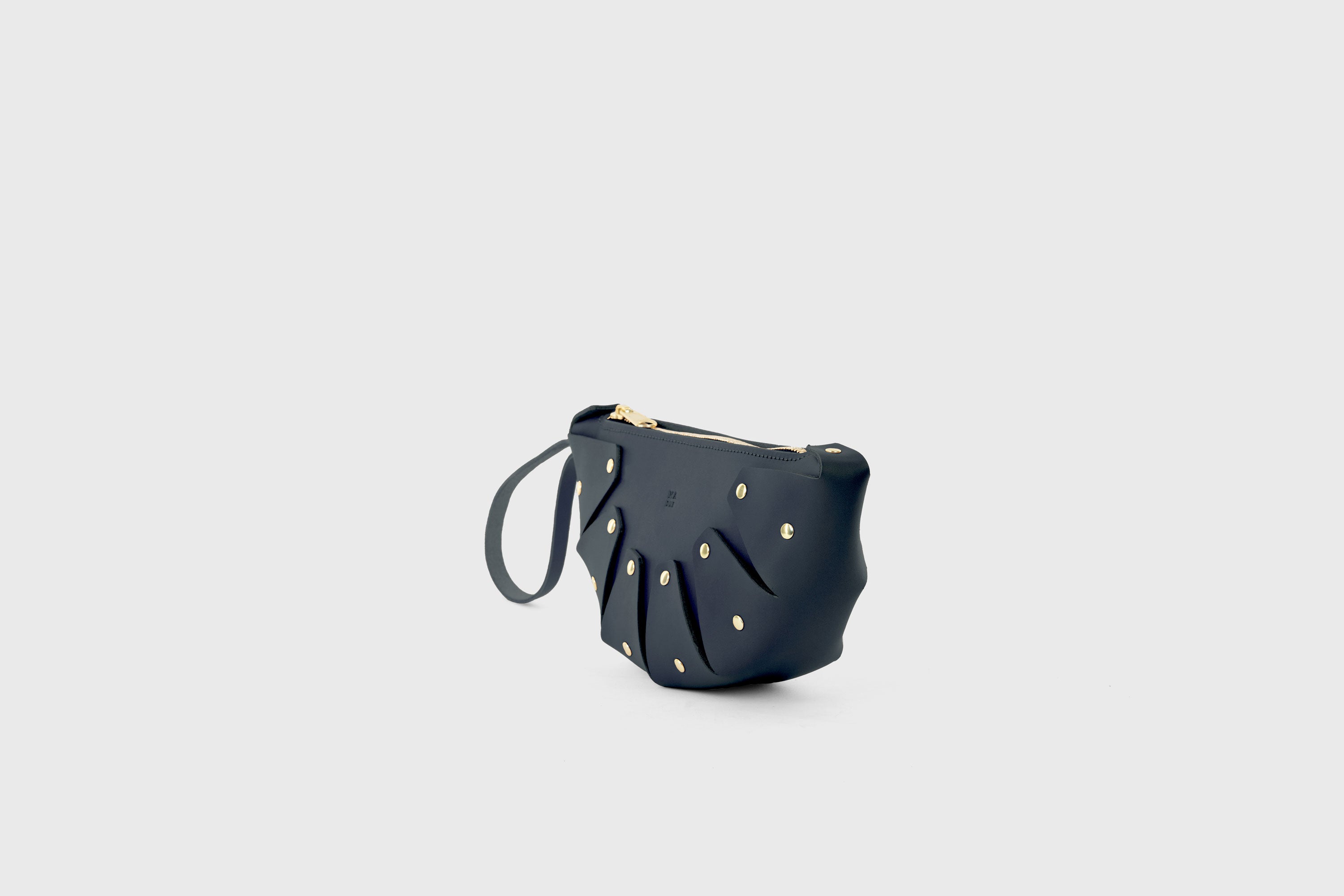 Juno Leather Bag Marine Blue Color  Vegetable Tanned Full Grain Spain Brass Rivets Design Minimalist Half Moon Circle Round Zipper Pouch Handbag Clutch Bag Atelier Madre Manuel Dreesmann Barcelona