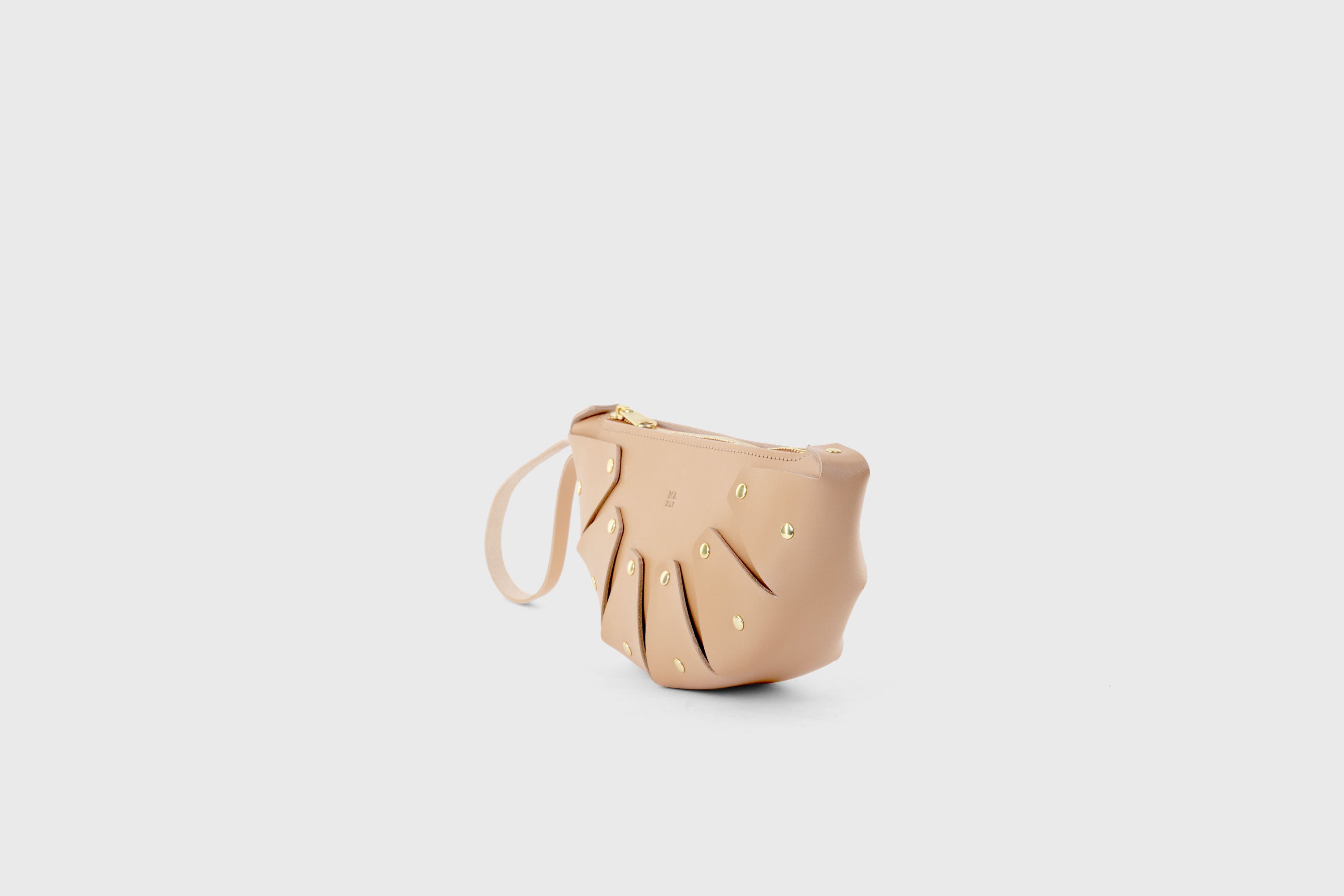 Juno Leather Bag Natural Color Vegetable Tanned Full Grain Spain Brass Rivets Design Minimalist Half Moon Circle Round Zipper Pouch Handbag Clutch Bag Atelier Madre Manuel Dreesmann Barcelona