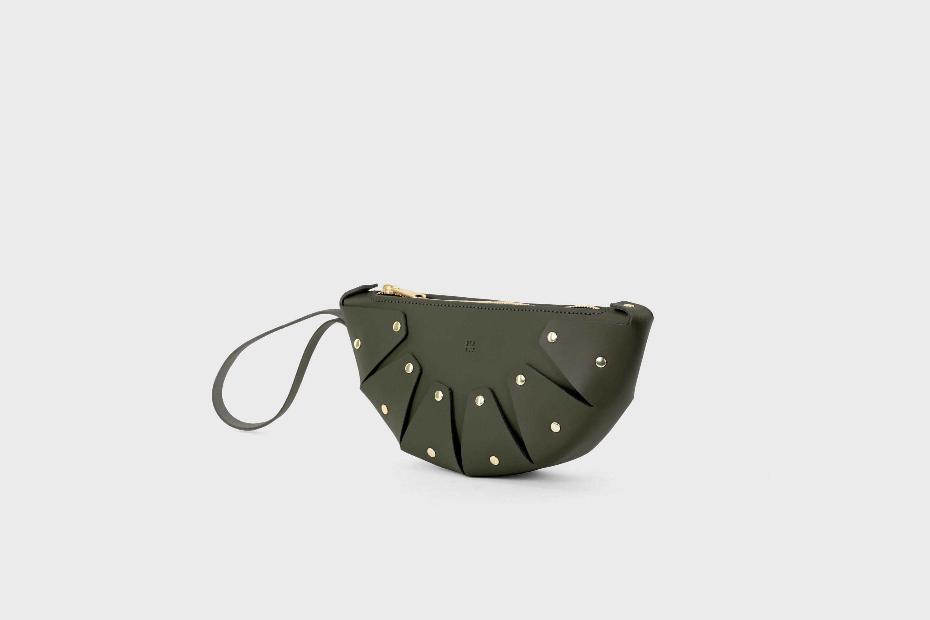 Juno Leather Bag Olive Green Color Vegetable Tanned Full Grain Spain Brass Rivets Design Minimalist Half Moon Circle Round Zipper Pouch Handbag Clutch Bag Atelier Madre Manuel Dreesmann Barcelona