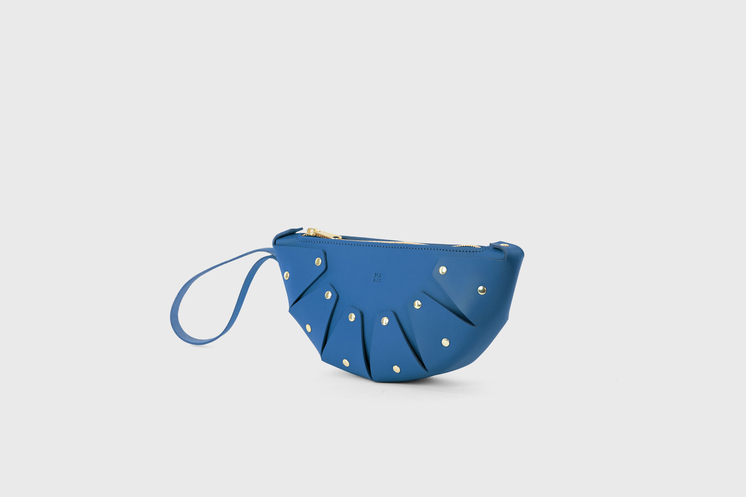Juno Leather Bag Royal Blue Color Vegetable Tanned Full Grain Spain Brass Rivets Design Minimalist Half Moon Circle Round Zipper Pouch Handbag Clutch Bag Atelier Madre Manuel Dreesmann Barcelona