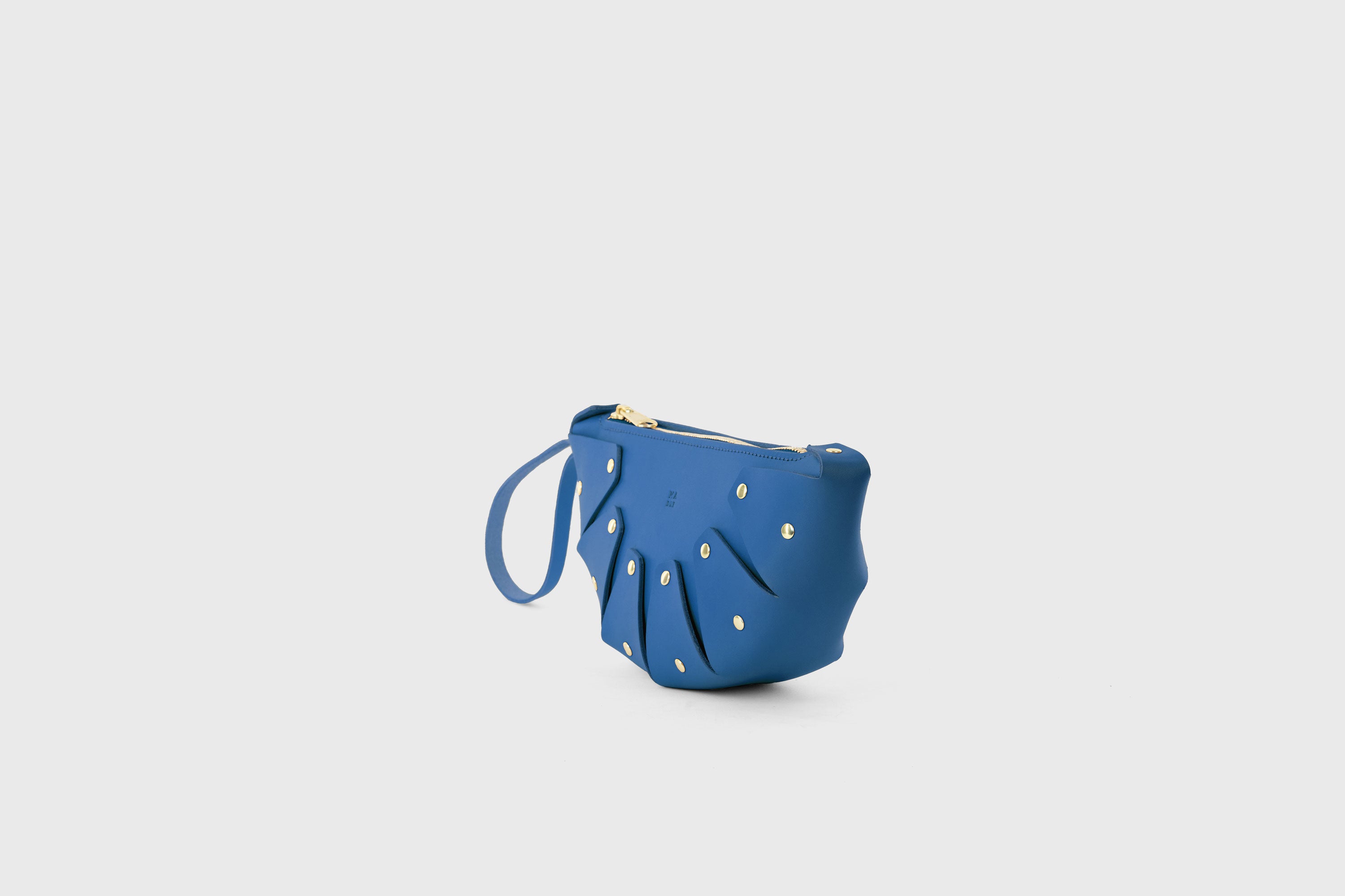 Juno Leather Bag Royal Blue Color Vegetable Tanned Full Grain Spain Brass Rivets Design Minimalist Half Moon Circle Round Zipper Pouch Handbag Clutch Bag Atelier Madre Manuel Dreesmann Barcelona