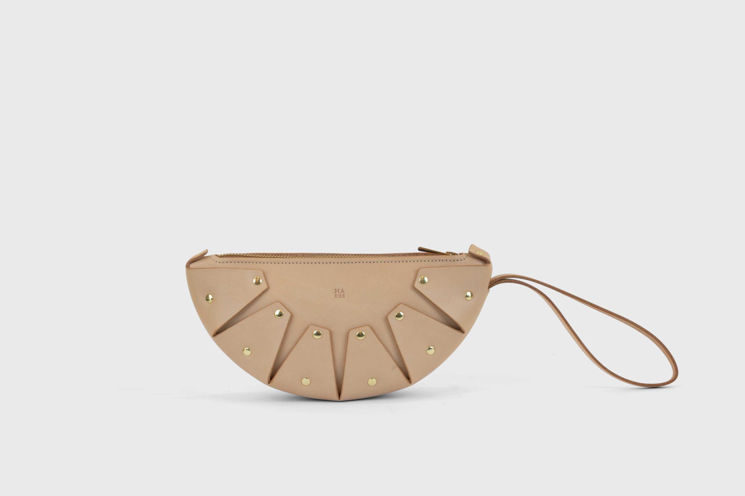 Juno Leather Bag Natural Color Vegetable Tanned Full Grain Spain Brass Rivets Design Minimalist Half Moon Circle Round Zipper Pouch Handbag Clutch Bag Atelier Madre Manuel Dreesmann Barcelona