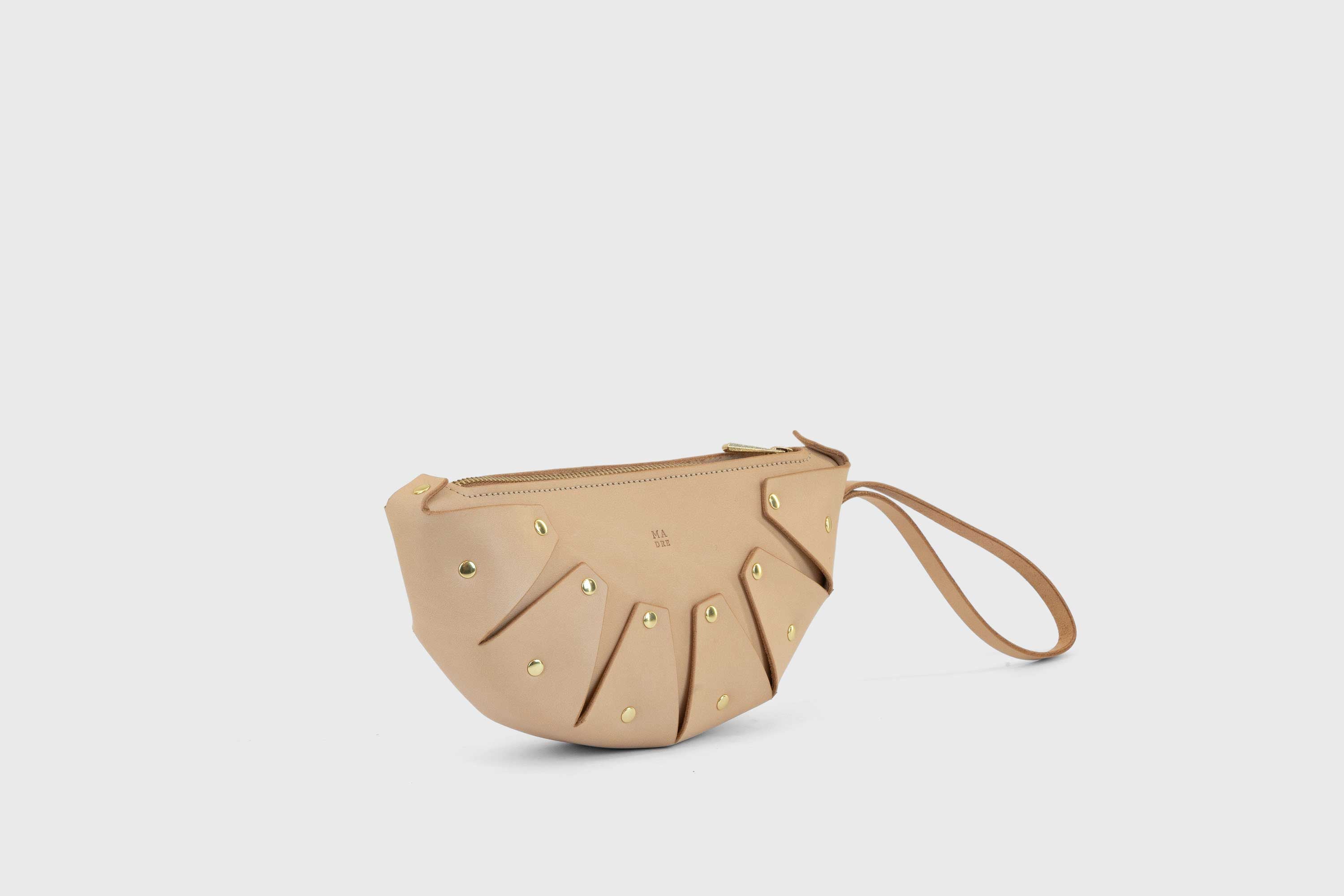 Juno Leather Bag Natural Color Vegetable Tanned Full Grain Spain Brass Rivets Design Minimalist Half Moon Circle Round Zipper Pouch Handbag Clutch Bag Atelier Madre Manuel Dreesmann Barcelona