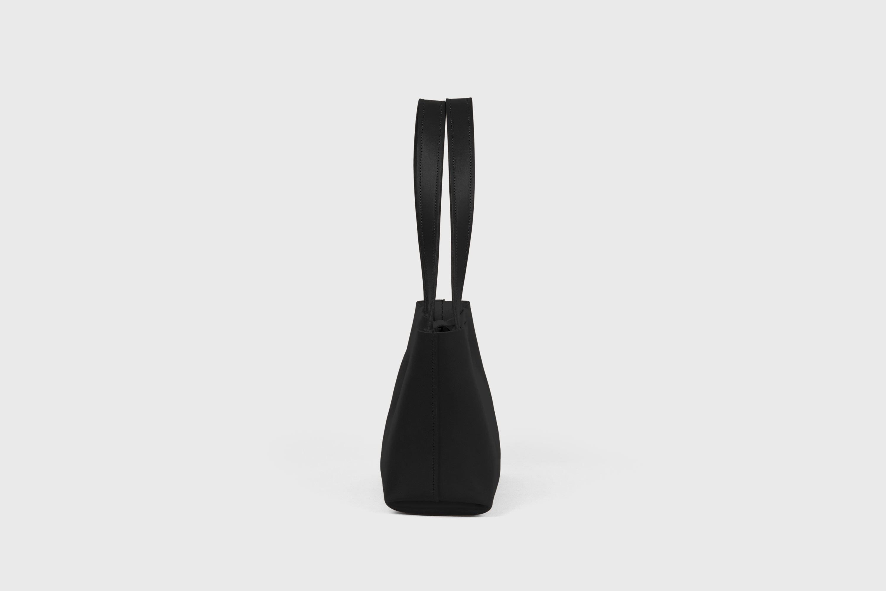 Karin Bag Closure In Black Color In Vegetable Tanned Leather Magnetic Closure Open Top Minimalistic Design Barcelona Spain