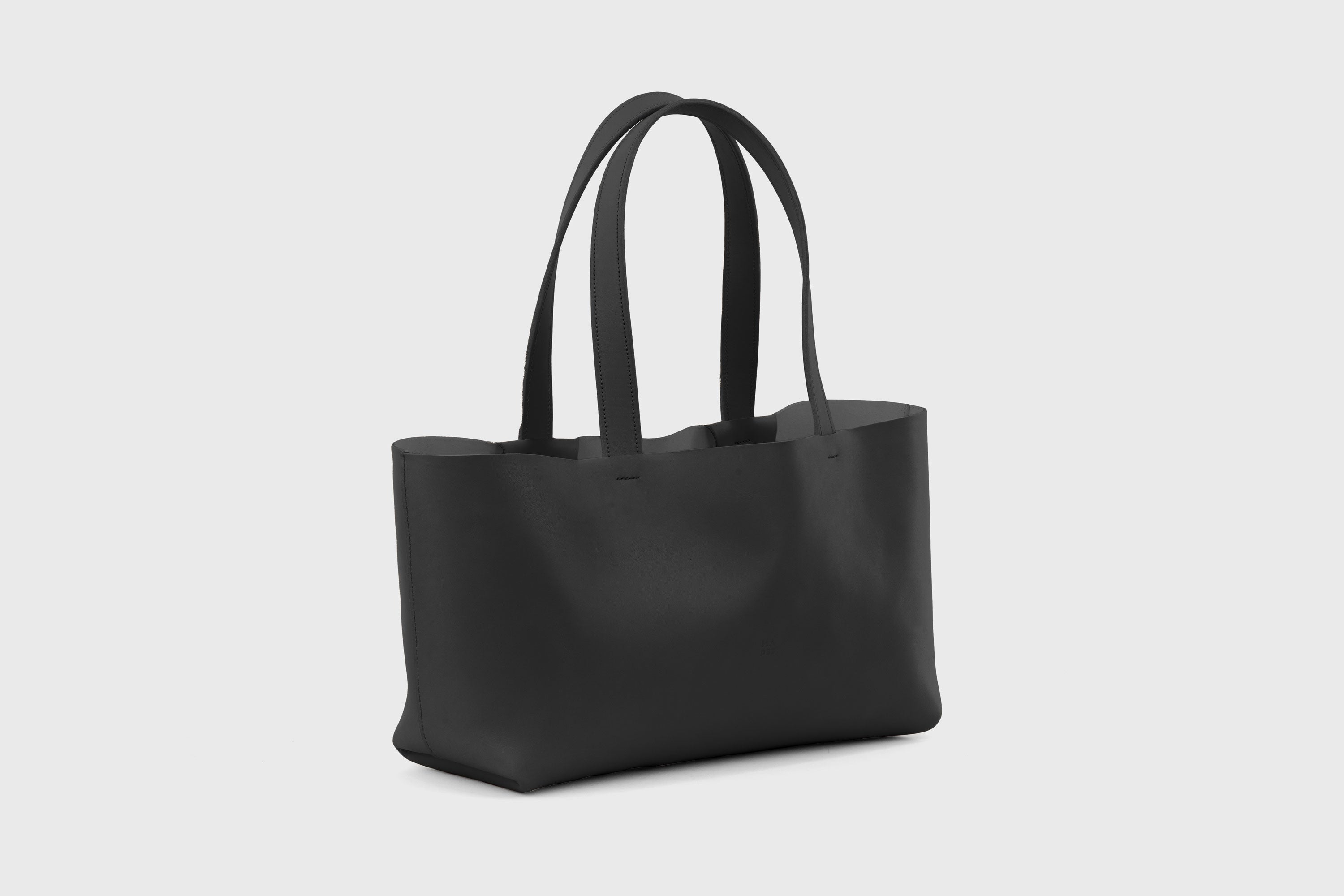 Karin Tote Bag Black Color Vegetable Tanned Leather Vachetta Minimalistic Design Premium Atelier Madre Manuel Dreesmann Barcelona Spain