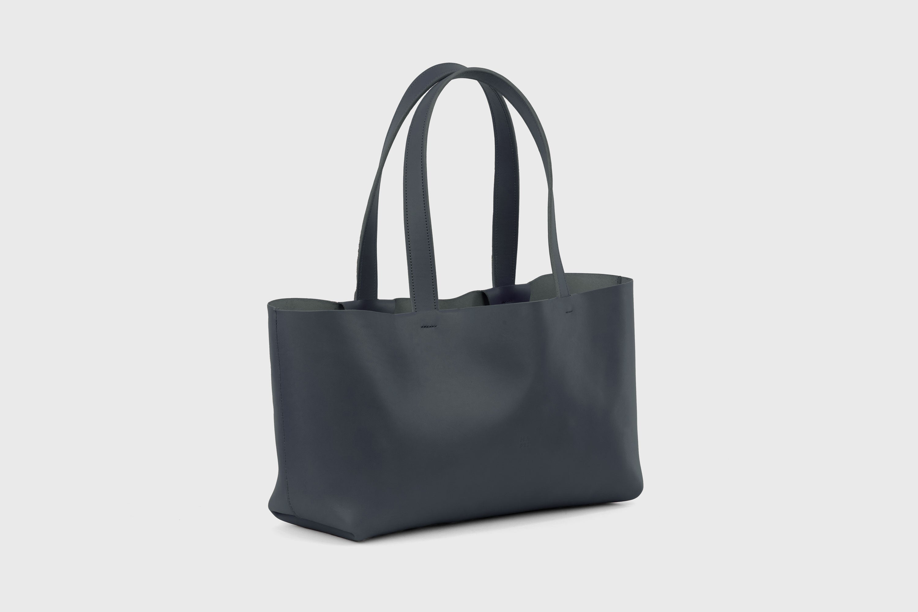 Karin Tote Bag Marine Blue Color Vegetable Tanned Leather Vachetta Minimalistic Design Premium Atelier Madre Manuel Dreesmann Barcelona Spain