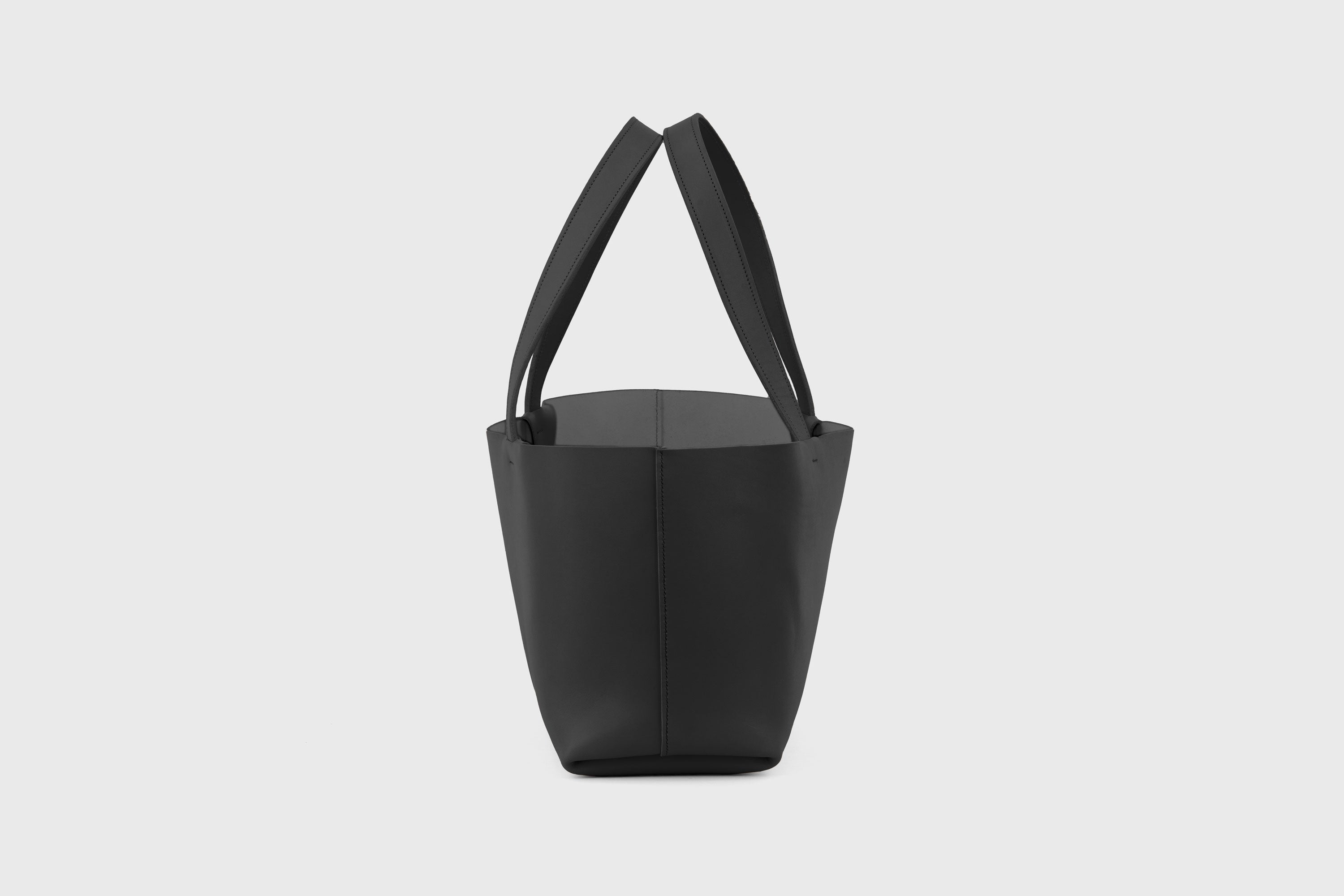 Karin Tote Bag Black Color Vegetable Tanned Leather Vachetta Minimalistic Design Premium Atelier Madre Manuel Dreesmann Barcelona Spain