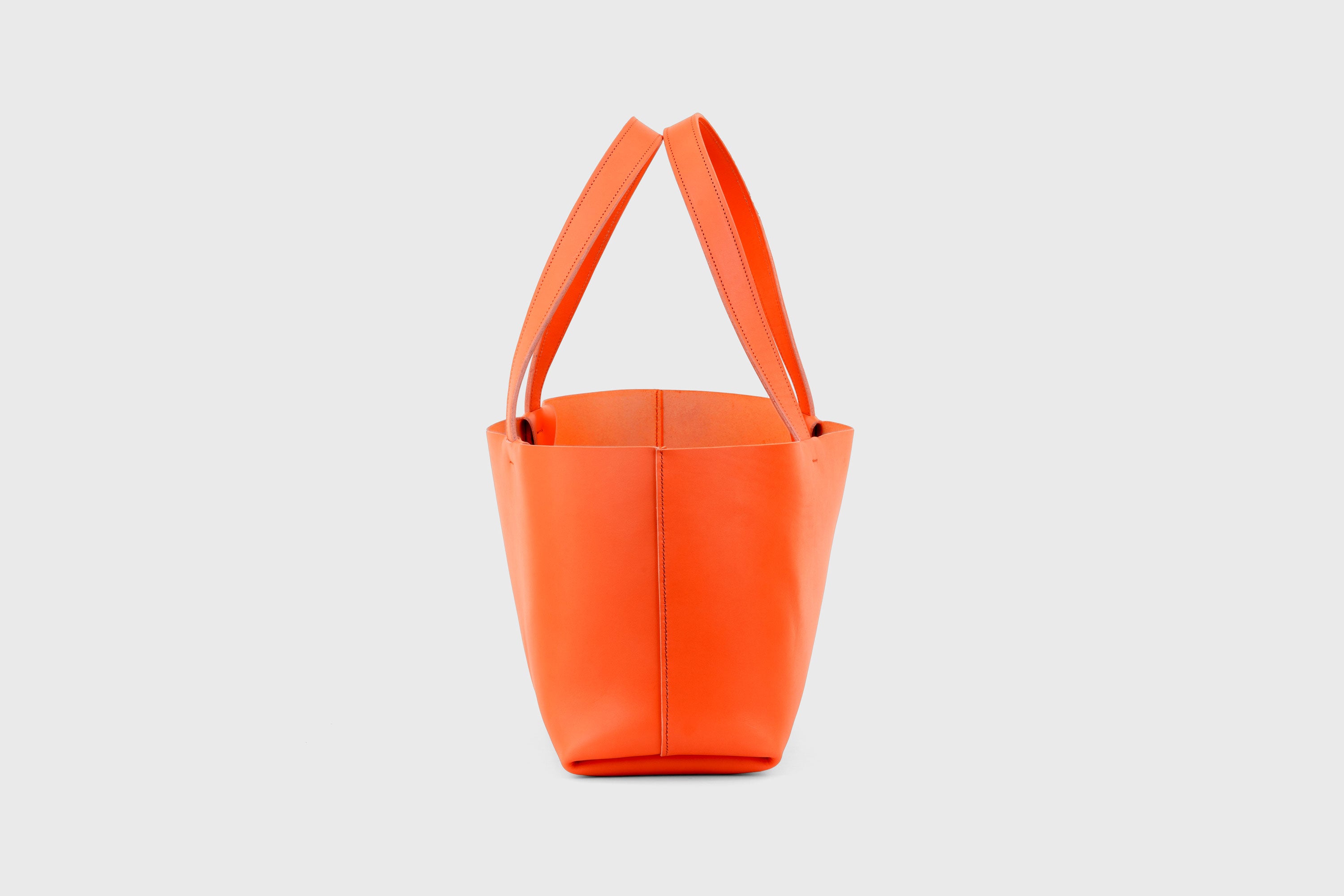 Karin Tote Bag Orange Color Vegetable Tanned Leather Vachetta Minimalistic Design Premium Atelier Madre Manuel Dreesmann Barcelona Spain
