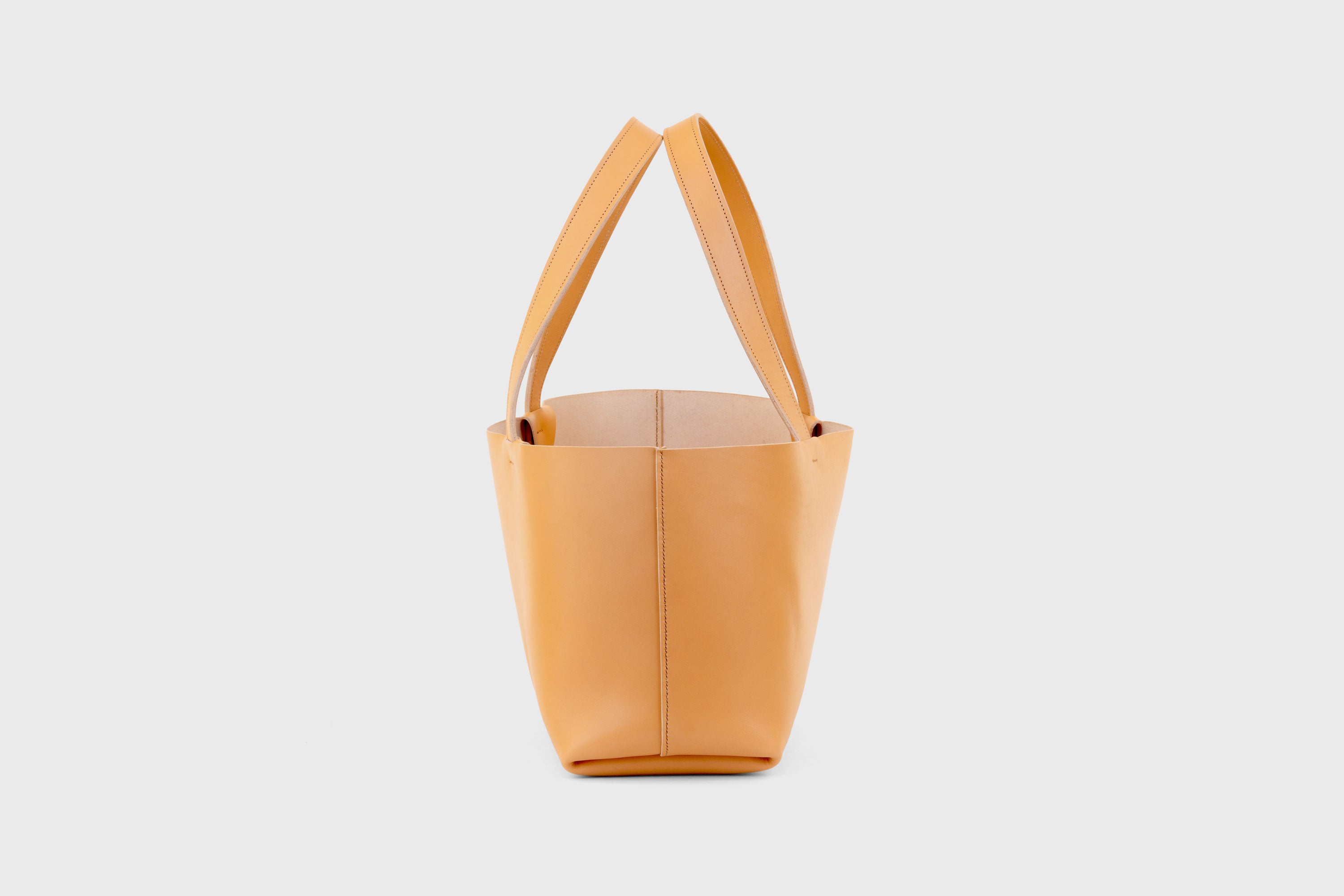 Karin Tote Bag Brown Color Vegetable Tanned Leather Vachetta Minimalistic Design Premium Atelier Madre Manuel Dreesmann Barcelona Spain