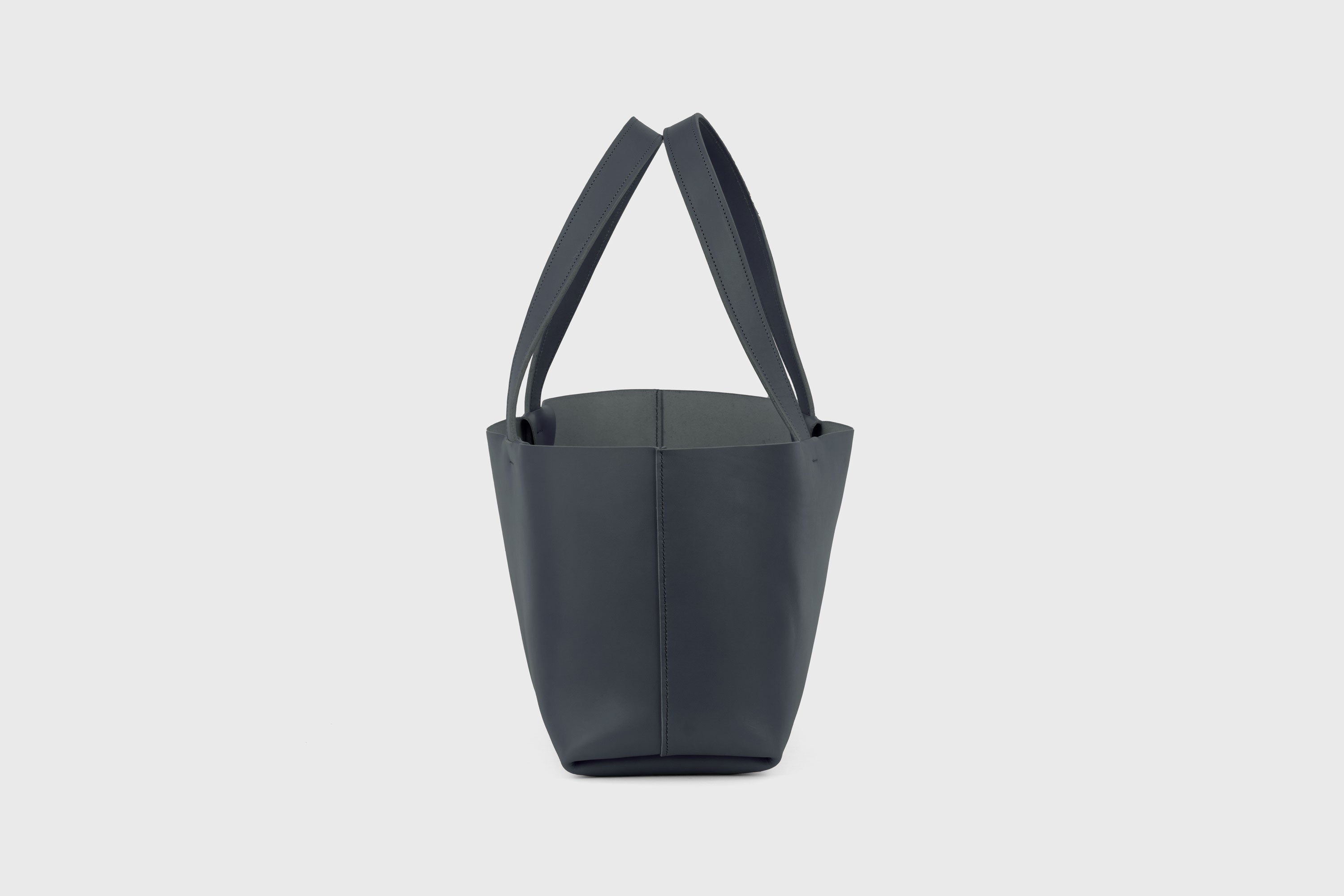 Karin Tote Bag Marine Blue Color Vegetable Tanned Leather Vachetta Minimalistic Design Premium Atelier Madre Manuel Dreesmann Barcelona Spain