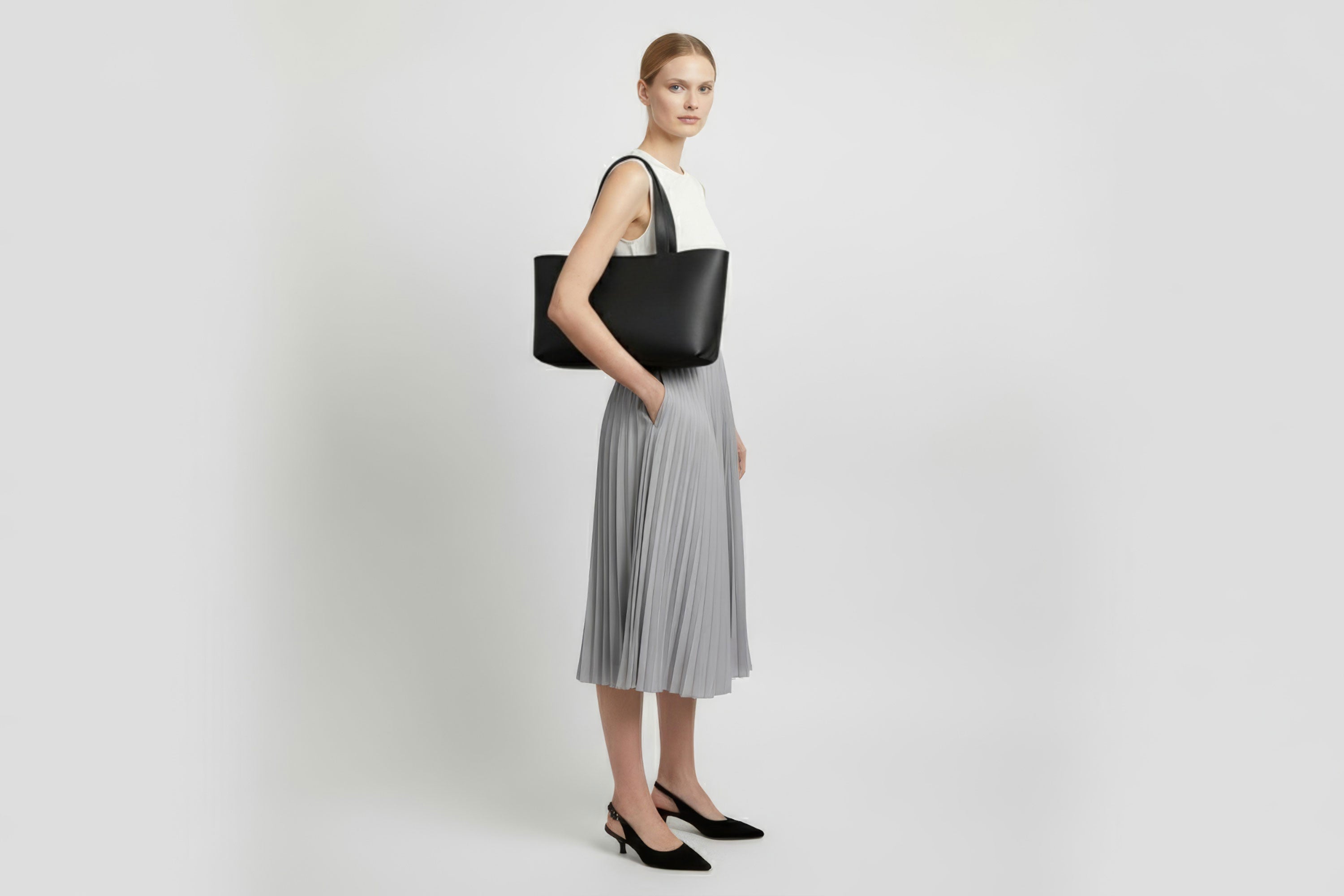 Karin Tote Bag Black Color On A Woman Model Vegetable Tanned Leather Vachetta Minimalistic Design Premium Atelier Madre Manuel Dreesmann Barcelona Spain