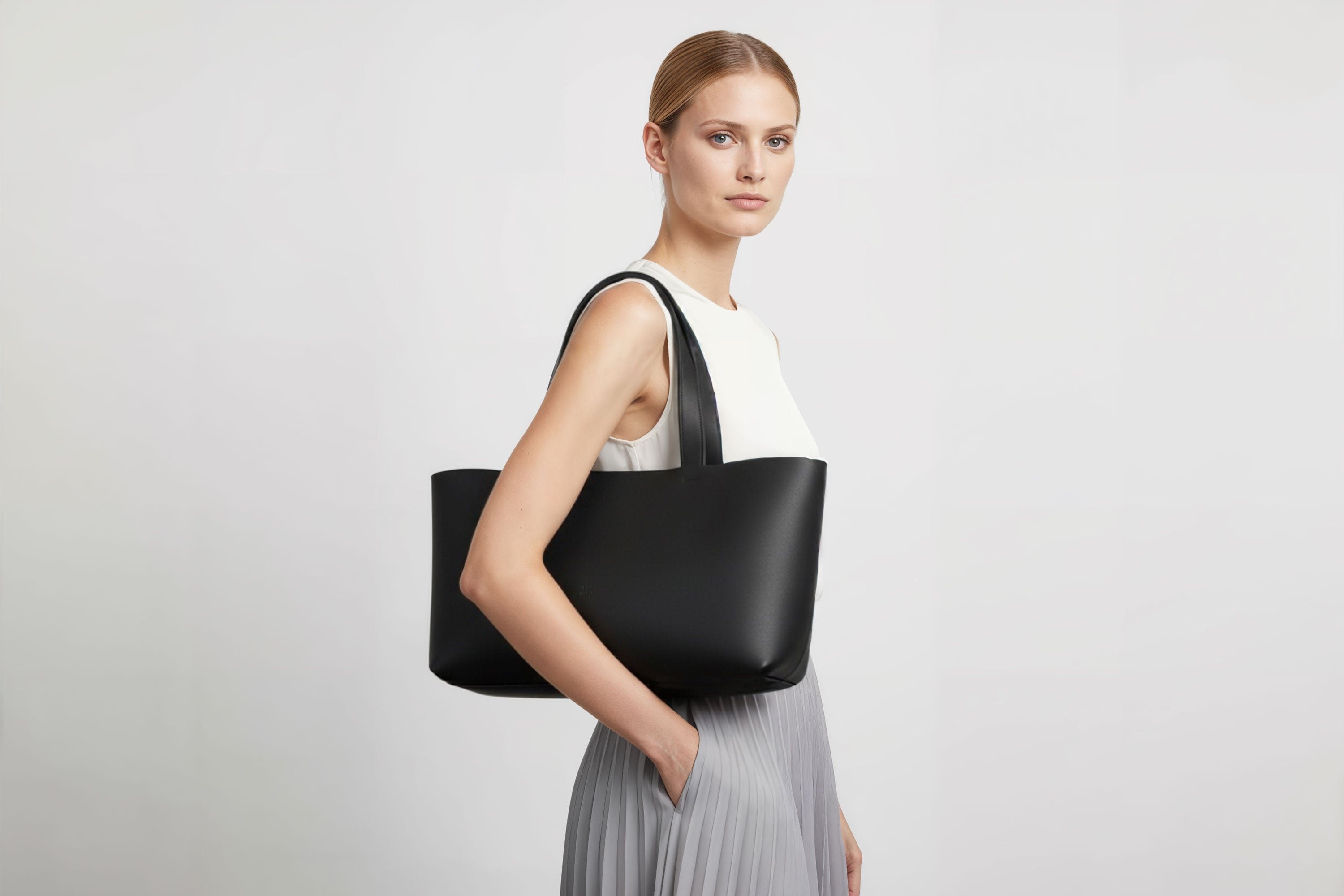 Karin Tote Bag Black Color On A Woman Model Vegetable Tanned Leather Vachetta Minimalistic Design Premium Atelier Madre Manuel Dreesmann Barcelona Spain