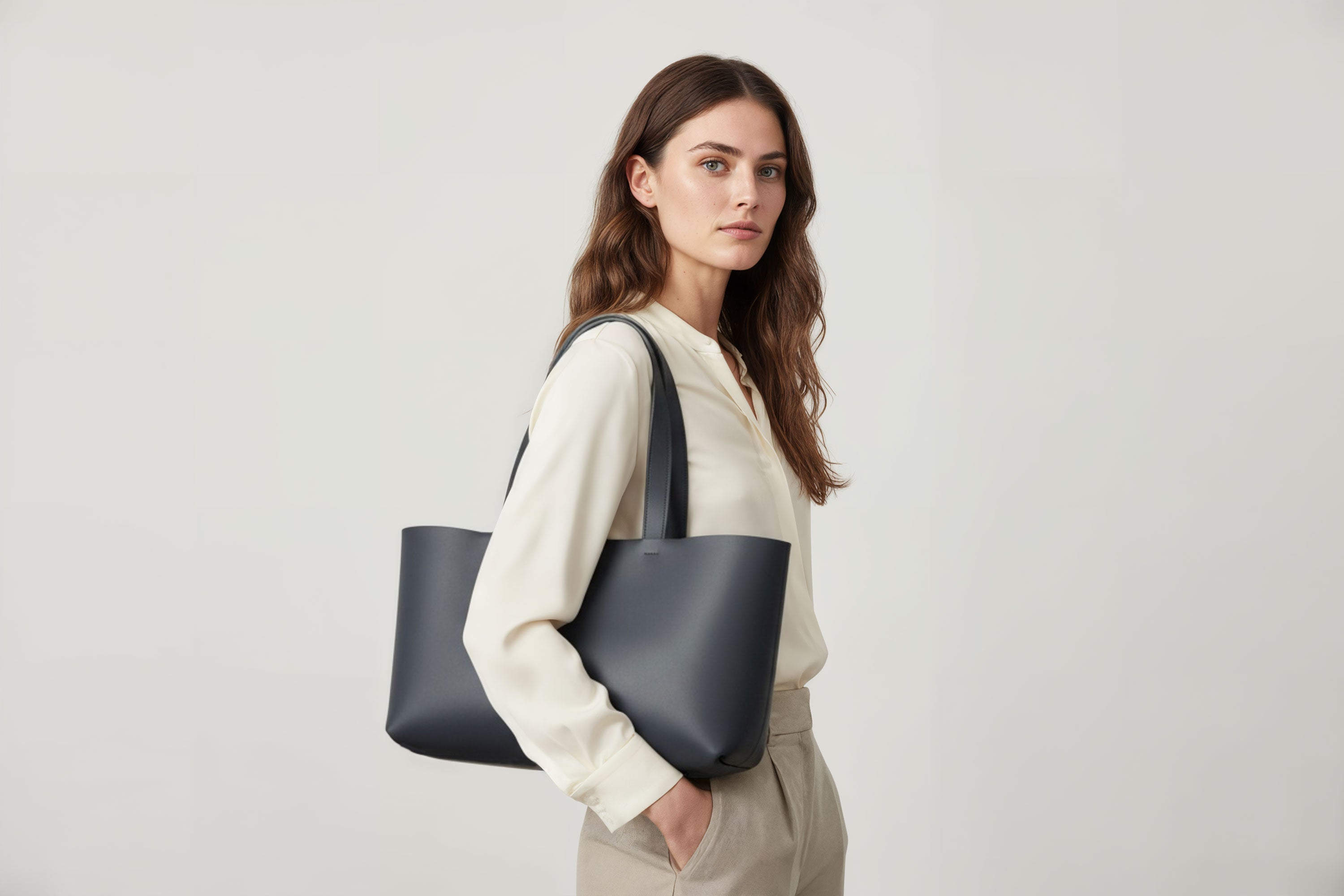 Karin Tote Bag Marine Blue Color On A Woman Model Vegetable Tanned Leather Vachetta Minimalistic Design Premium Atelier Madre Manuel Dreesmann Barcelona Spain