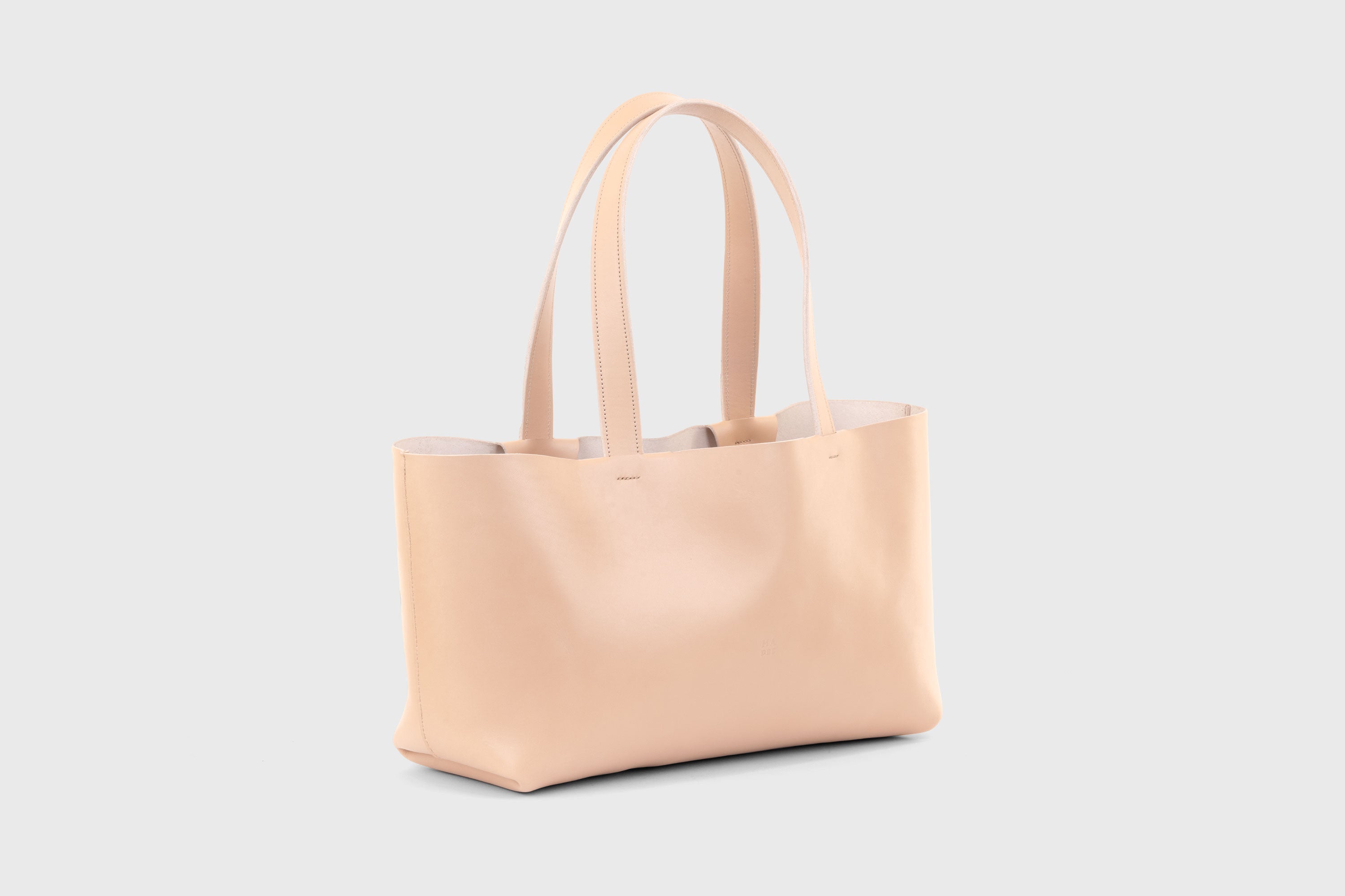 Karin Tote Bag Natural Color Vegetable Tanned Leather Vachetta Minimalistic Design Premium Atelier Madre Manuel Dreesmann Barcelona Spain