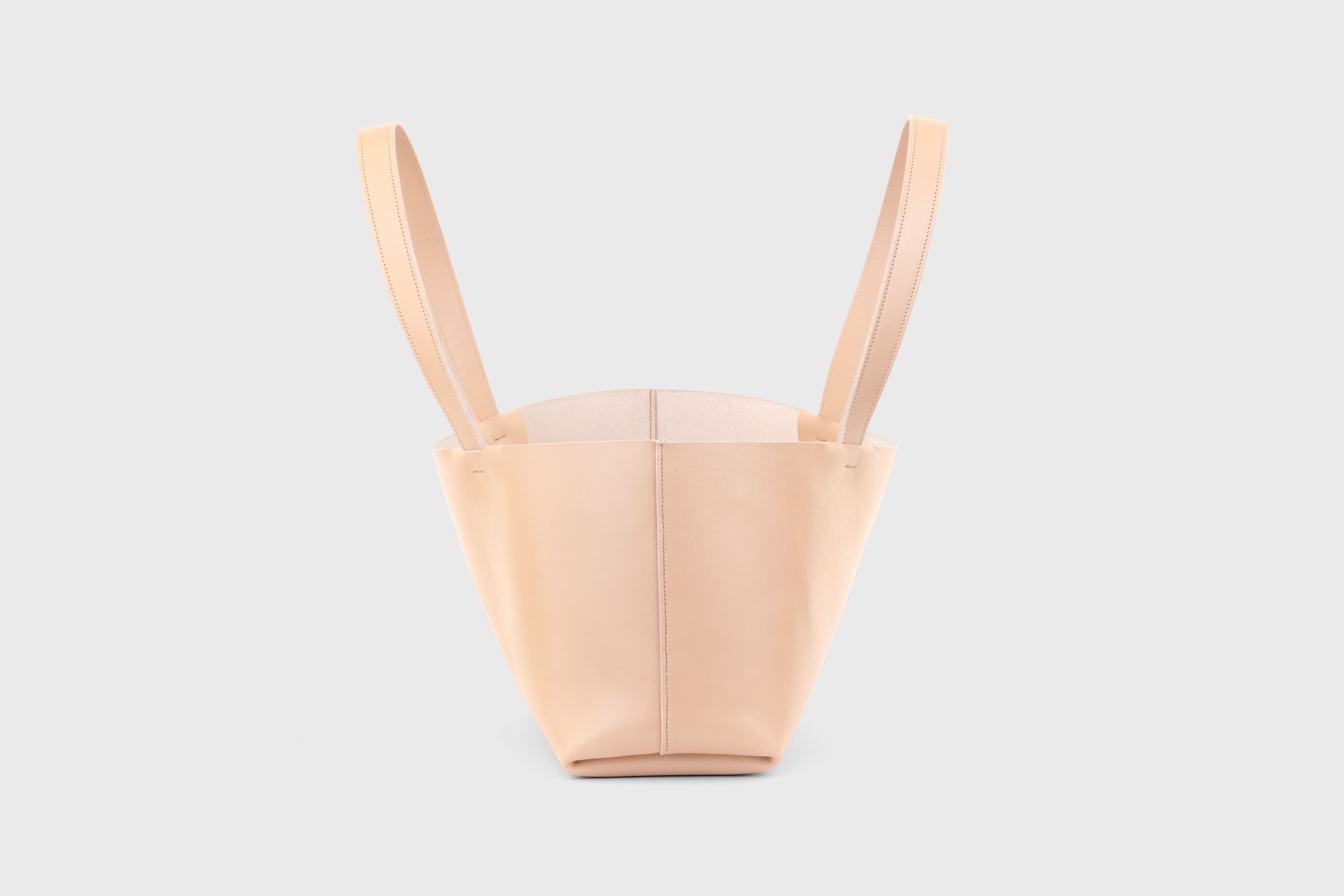 Karin Tote Bag Natural Color Vegetable Tanned Leather Vachetta Minimalistic Design Premium Atelier Madre Manuel Dreesmann Barcelona Spain