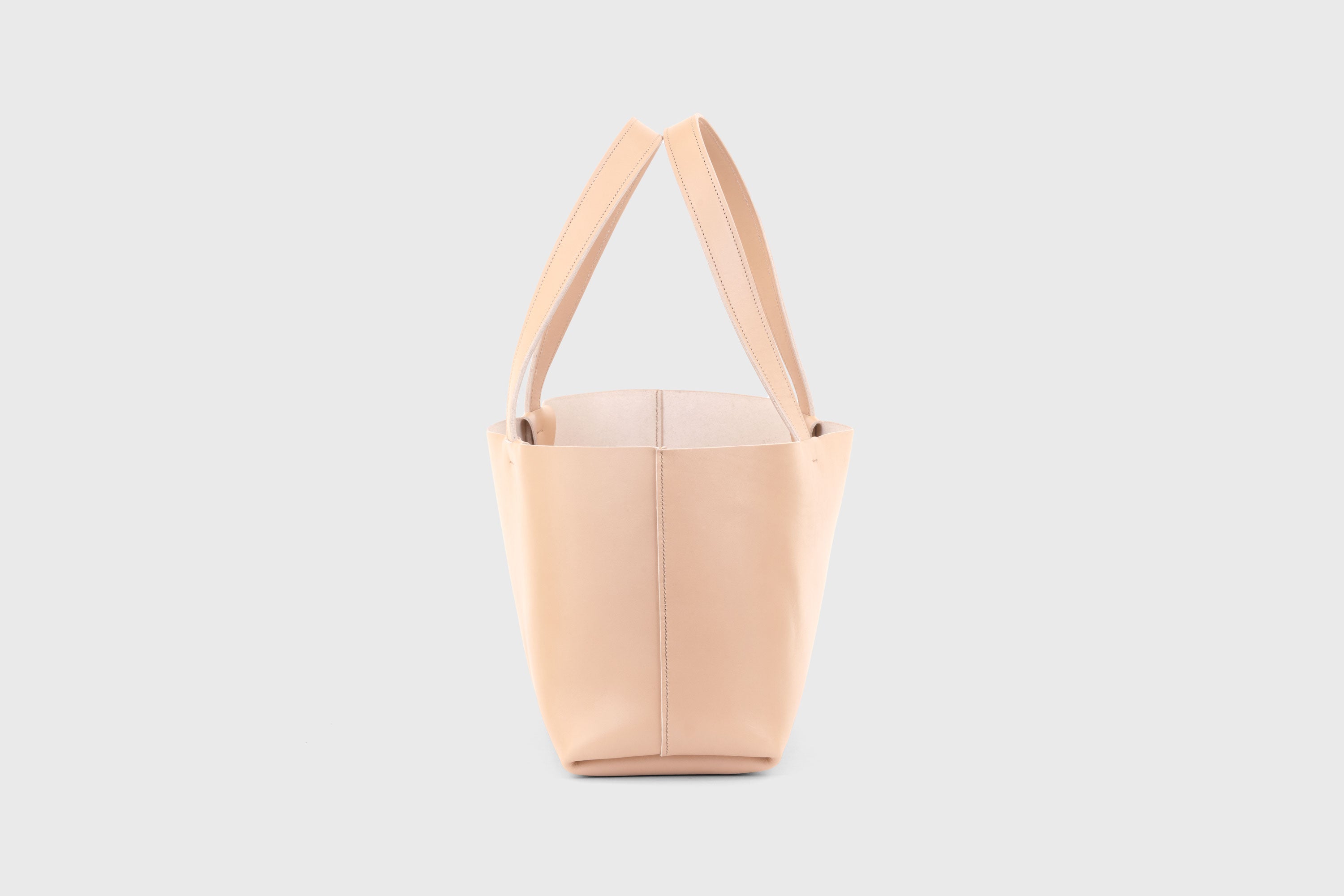 Karin Tote Bag Natural Color Vegetable Tanned Leather Vachetta Minimalistic Design Premium Atelier Madre Manuel Dreesmann Barcelona Spain