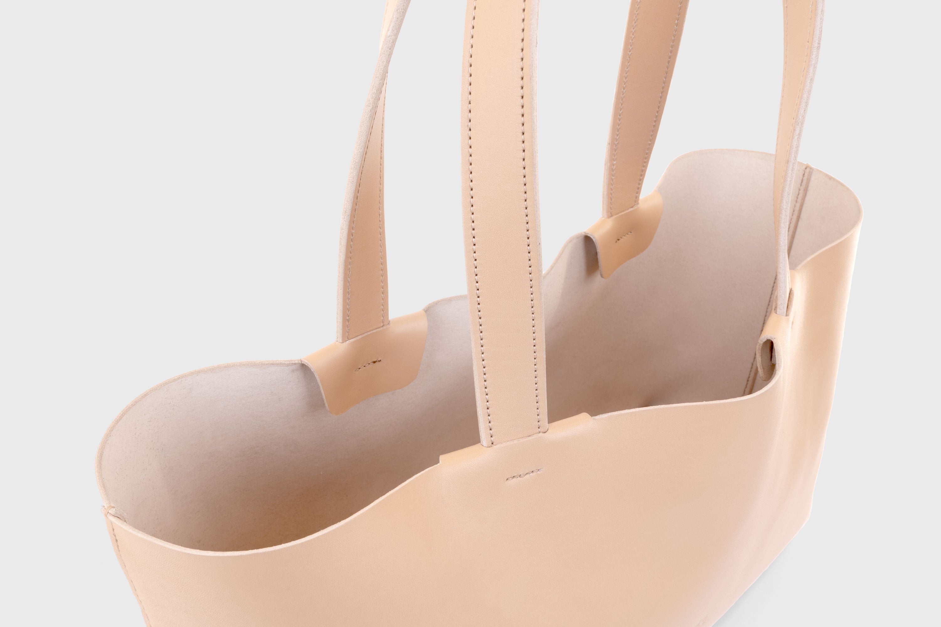 Karin Tote Bag Natural Color Vegetable Tanned Leather Vachetta Minimalistic Design Premium Atelier Madre Manuel Dreesmann Barcelona Spain