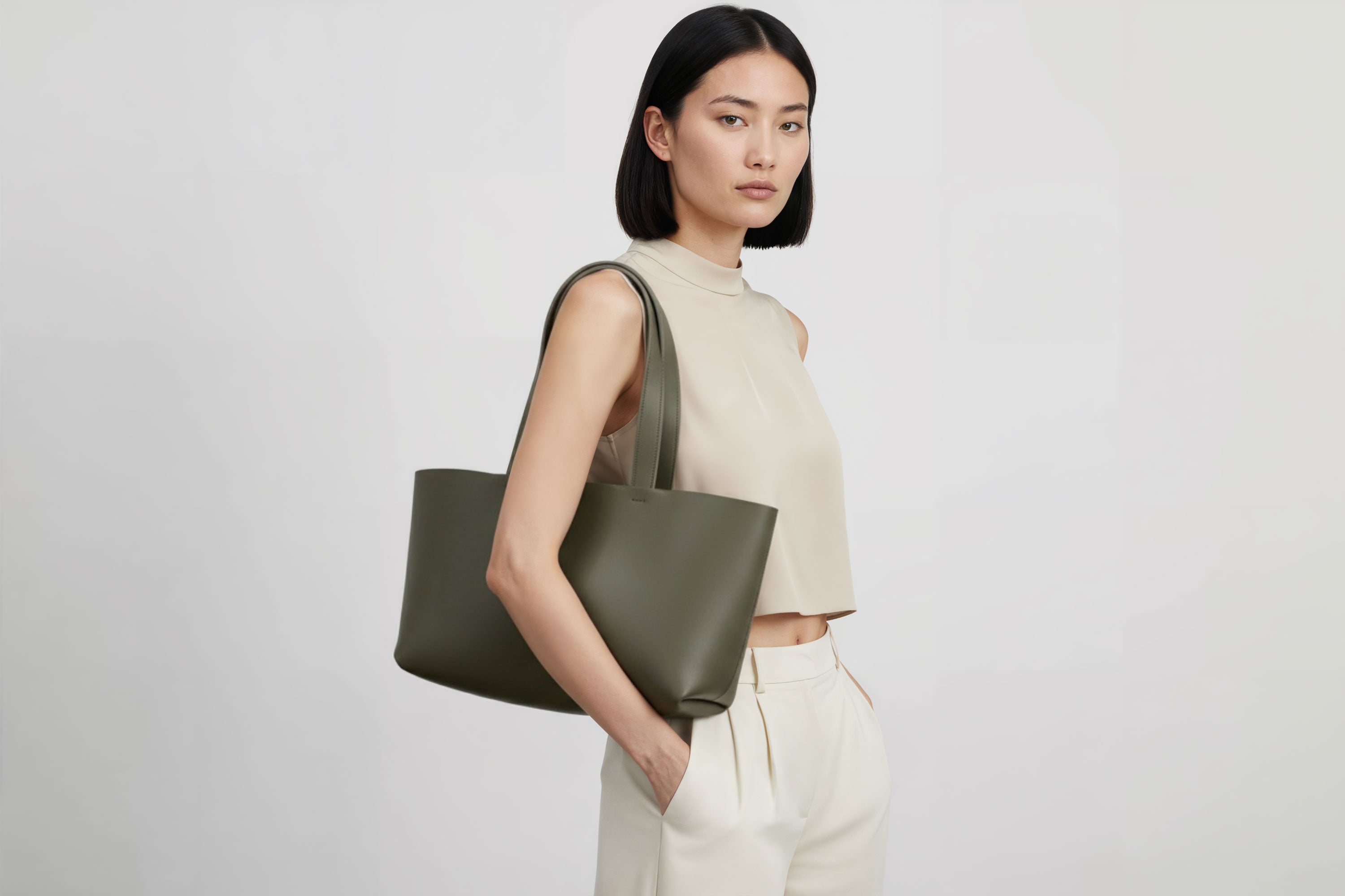 Karin Tote Bag Olive Green Color On A Woman Model Vegetable Tanned Leather Vachetta Minimalistic Design Premium Atelier Madre Manuel Dreesmann Barcelona Spain