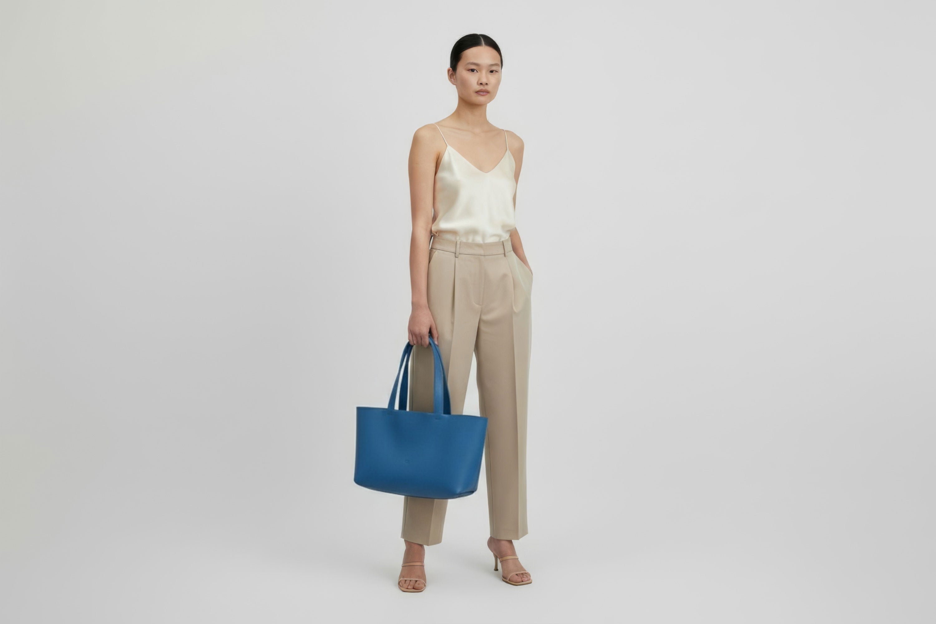 Karin Tote Bag Royal Blue Colour On A Woman Model Vegetable Tanned Leather Vachetta Minimalistic Design Premium Atelier Madre Manuel Dreesmann Barcelona Spain