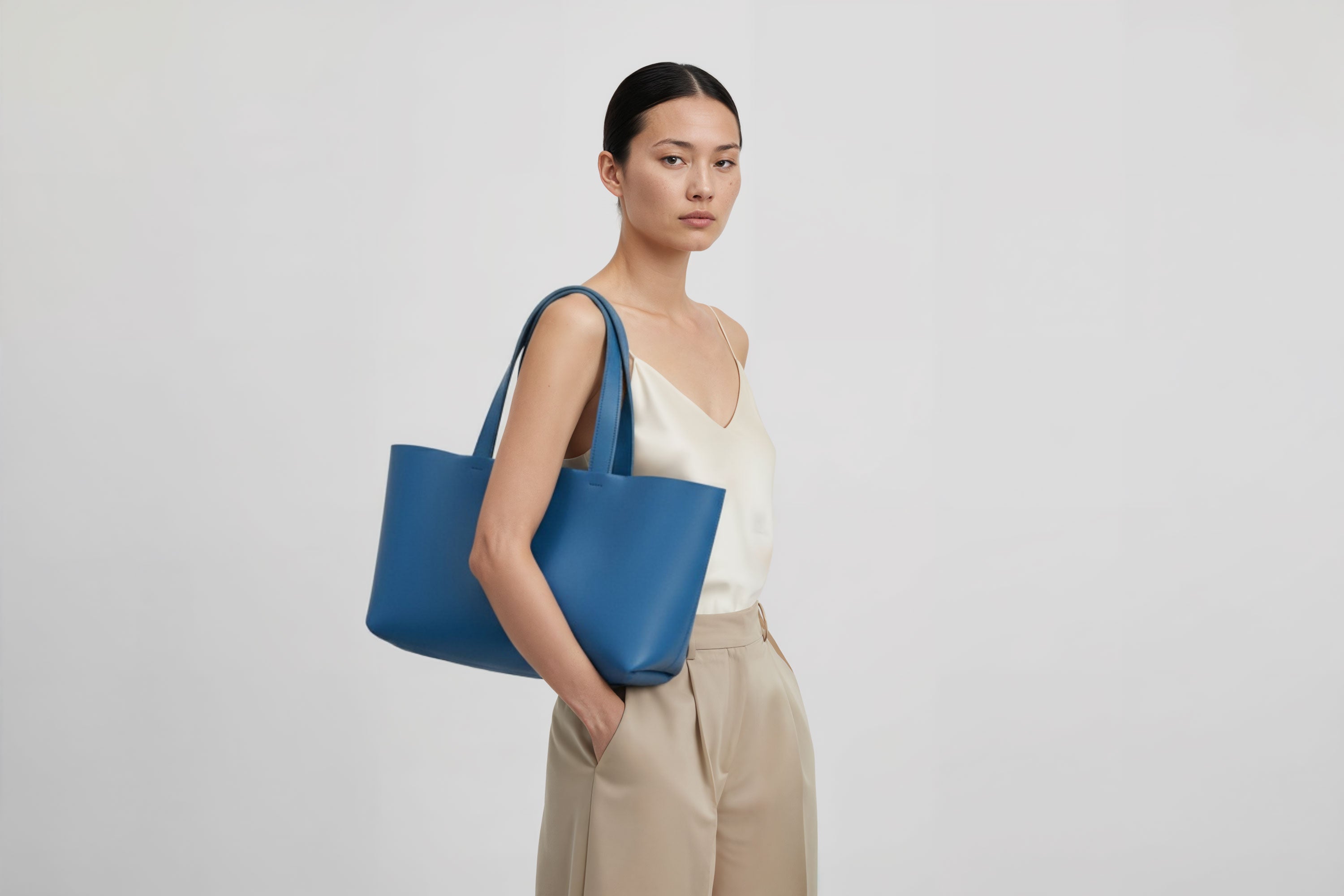 Karin Tote Bag Royal Blue Colour On A Woman Model Vegetable Tanned Leather Vachetta Minimalistic Design Premium Atelier Madre Manuel Dreesmann Barcelona Spain