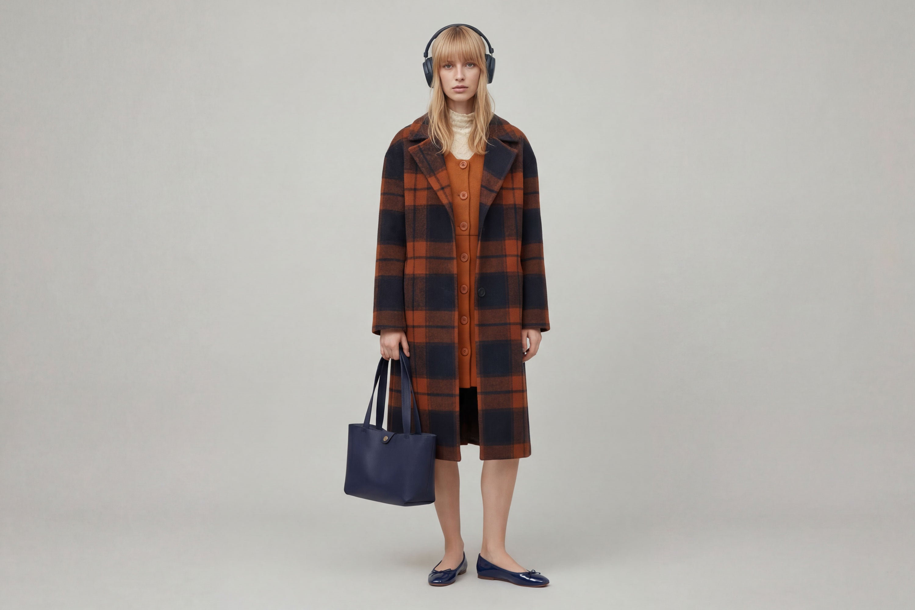 Karin Tote Bag Small Marine Blue Color On A Woman Model Premium Leather Royal Blue Color Magnetic Closure Minimalist Design Atelier Madre Manuel Dreesmann Barcelona Spain