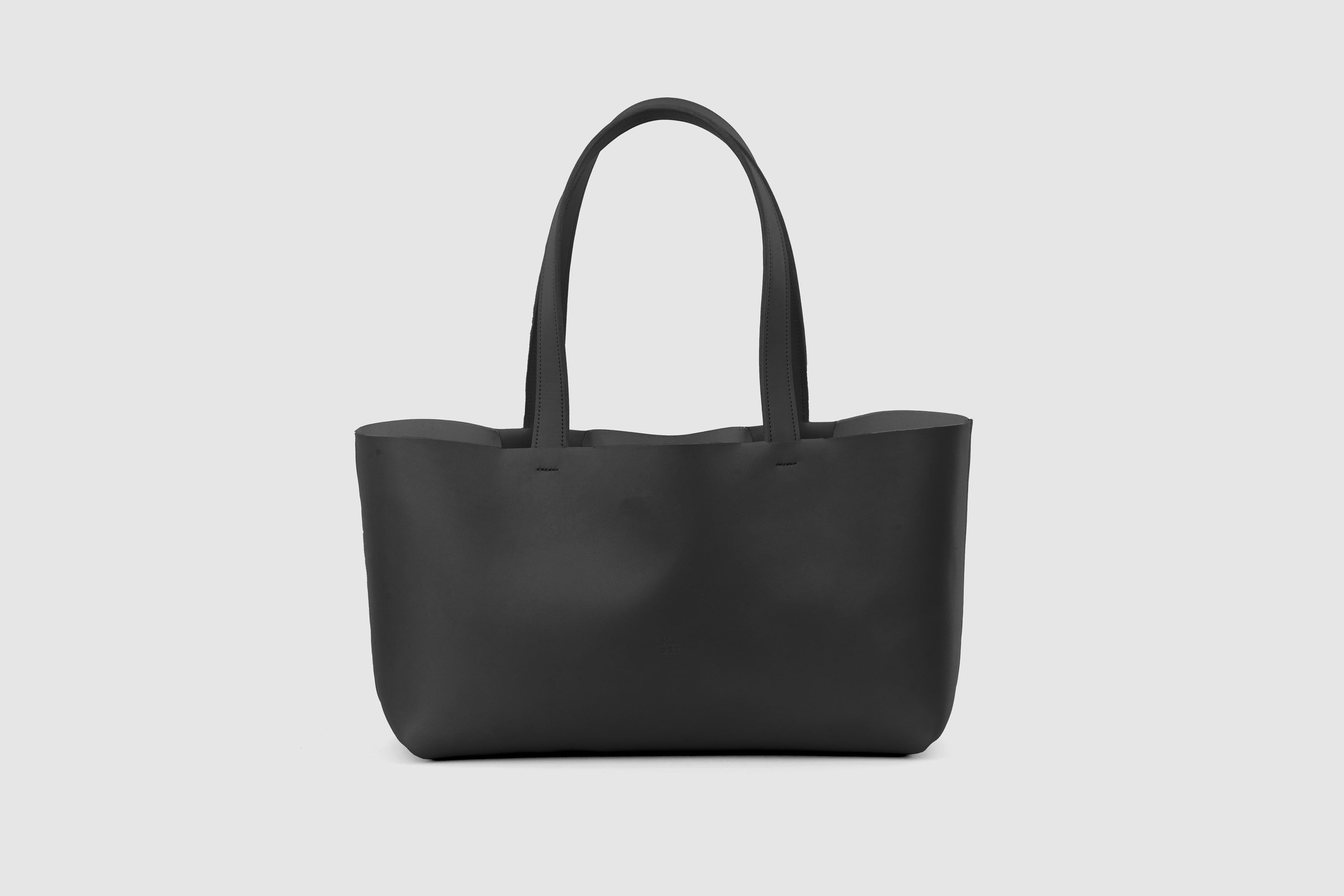 Karin Tote Bag Black Color Vegetable Tanned Leather Vachetta Minimalistic Design Premium Atelier Madre Manuel Dreesmann Barcelona Spain