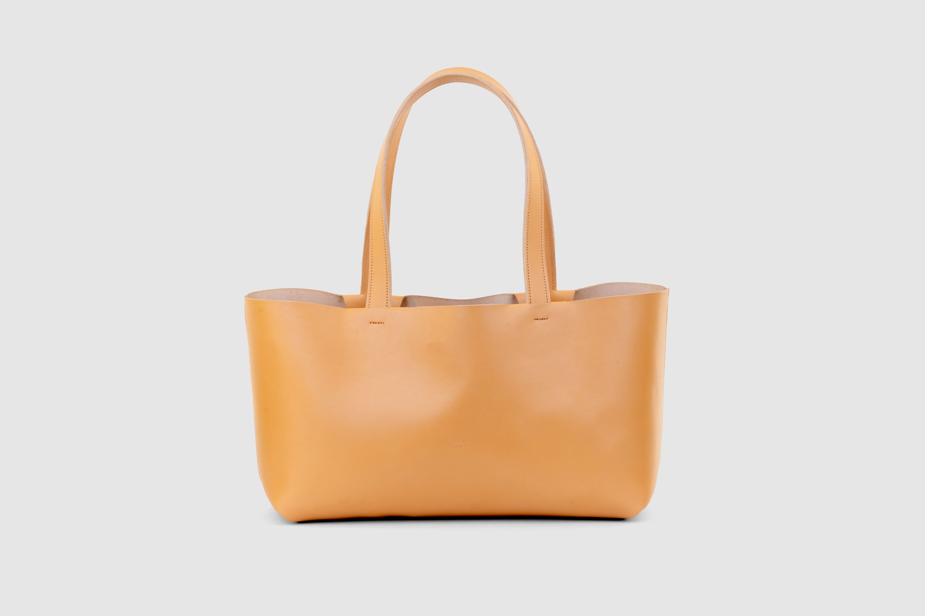 Karin Tote Bag Brown Color Vegetable Tanned Leather Vachetta Minimalistic Design Premium Atelier Madre Manuel Dreesmann Barcelona Spain