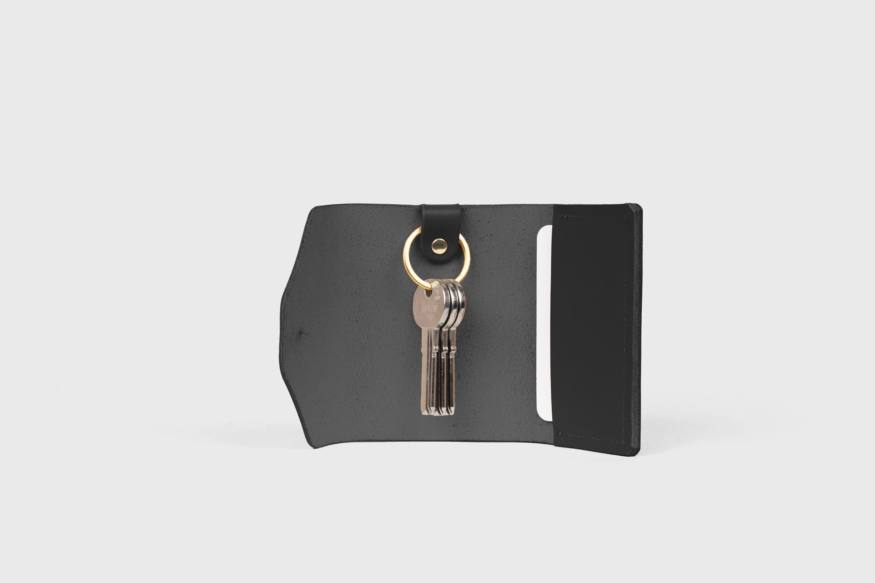 Key and Card Wallet In Black Color In Vegetable Tanned Leather Minimalistic Design Atelier Madre Manuel Dreesmann Barcelona Spain 