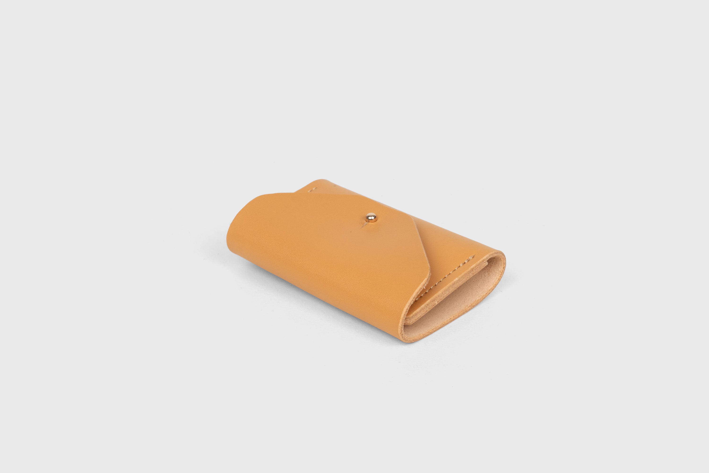 Key and Card Wallet In Brown Color In Vegetable Tanned Leather Minimalistic Design Atelier Madre Manuel Dreesmann Barcelona Spain 