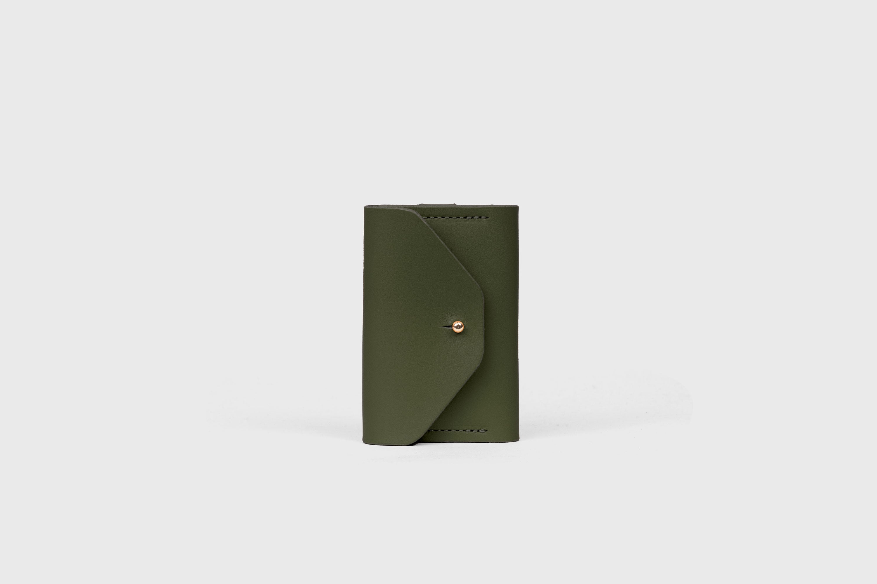 Key and Card Wallet In Olive Green Color In Vegetable Tanned Leather Minimalistic Design Atelier Madre Manuel Dreesmann Barcelona Spain 
