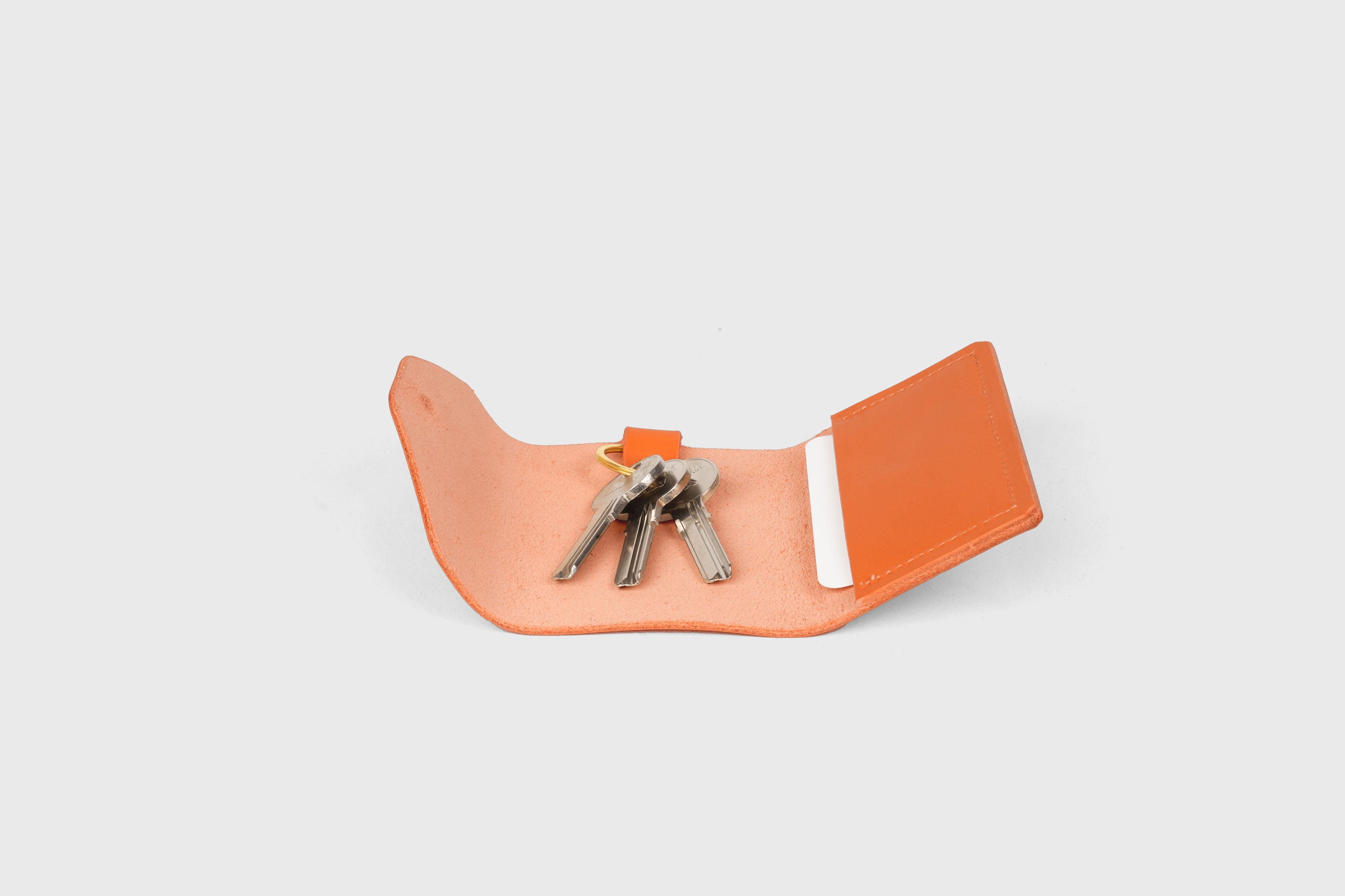 Key and Card Wallet In Orange Color In Vegetable Tanned Leather Minimalistic Design Atelier Madre Manuel Dreesmann Barcelona Spain 