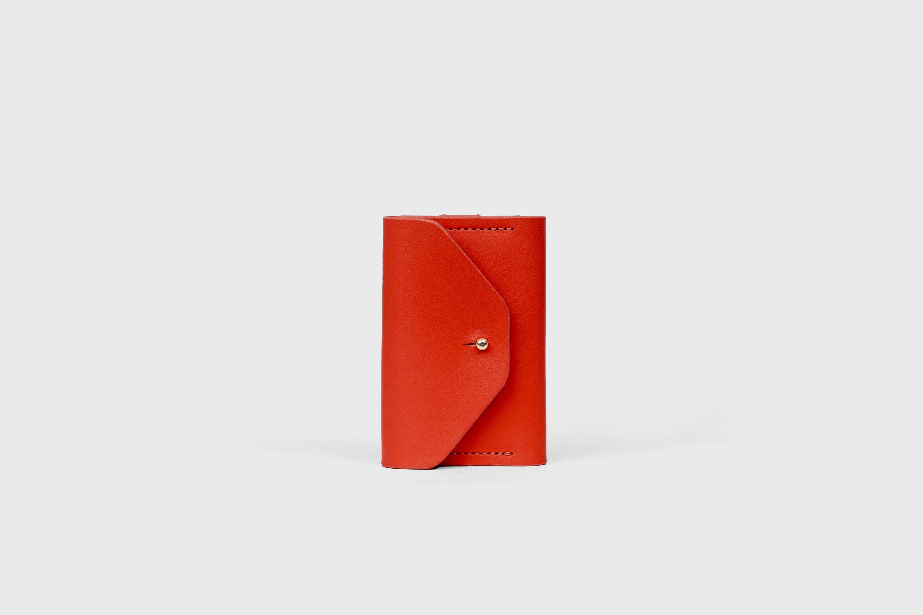 Key and Card Wallet In Red Color In Vegetable Tanned Leather Minimalistic Design Atelier Madre Manuel Dreesmann Barcelona Spain 