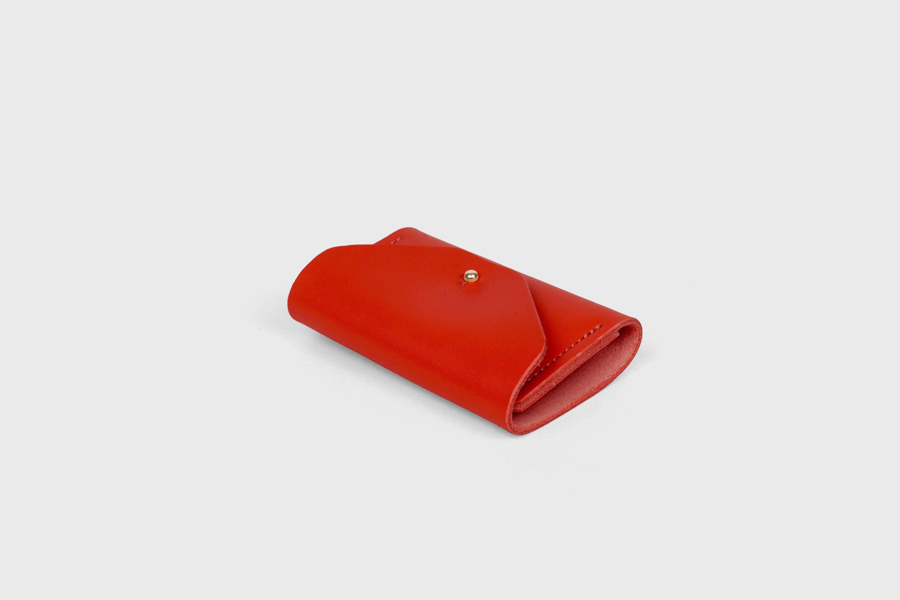 Key and Card Wallet In Red Color In Vegetable Tanned Leather Minimalistic Design Atelier Madre Manuel Dreesmann Barcelona Spain