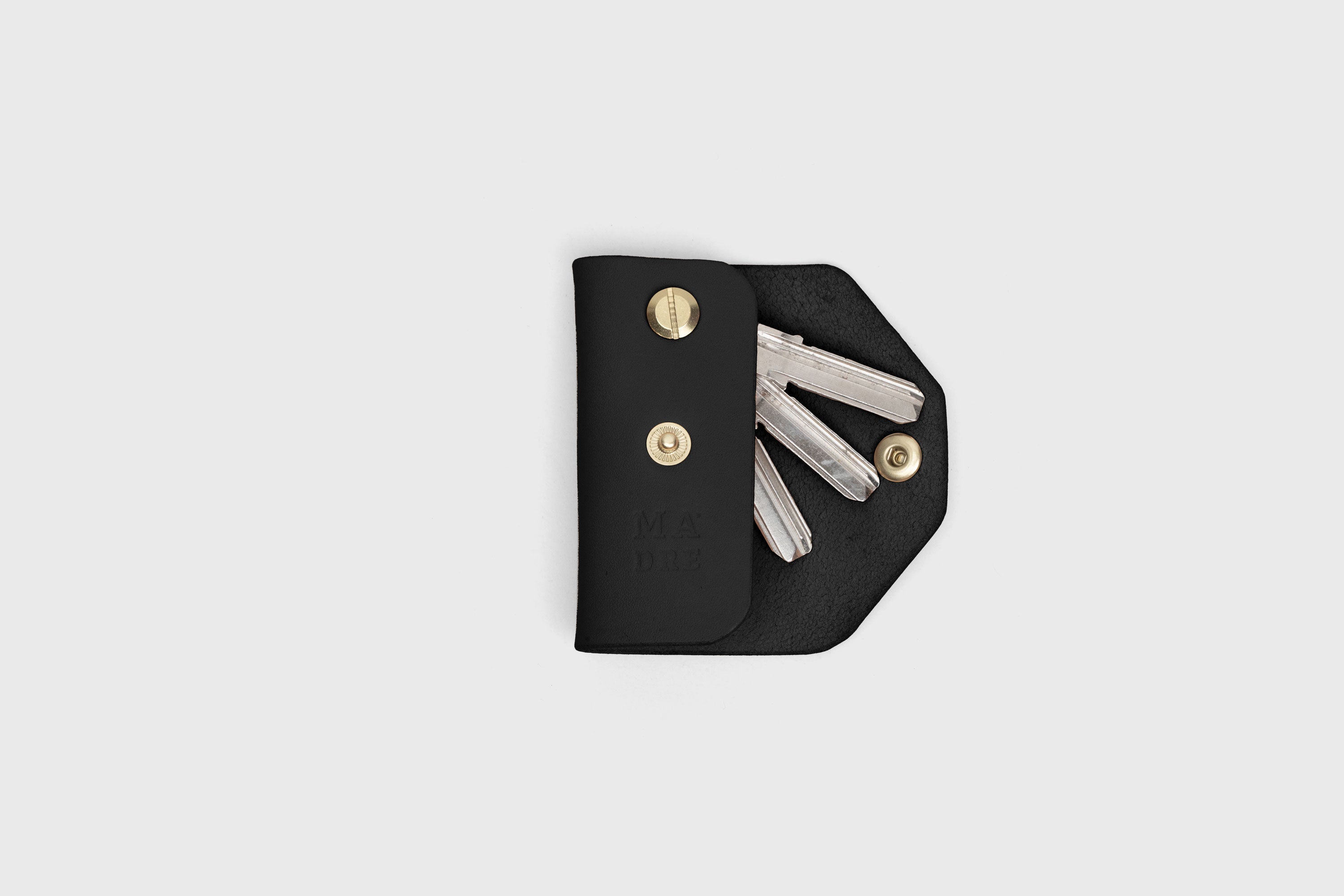 Key Etui In Black Color In Vegetable Tanned Leather Key Holder With Snap Button Minimalistic Design Atelier Madre Manuel Dreesmann Barcelona Spain