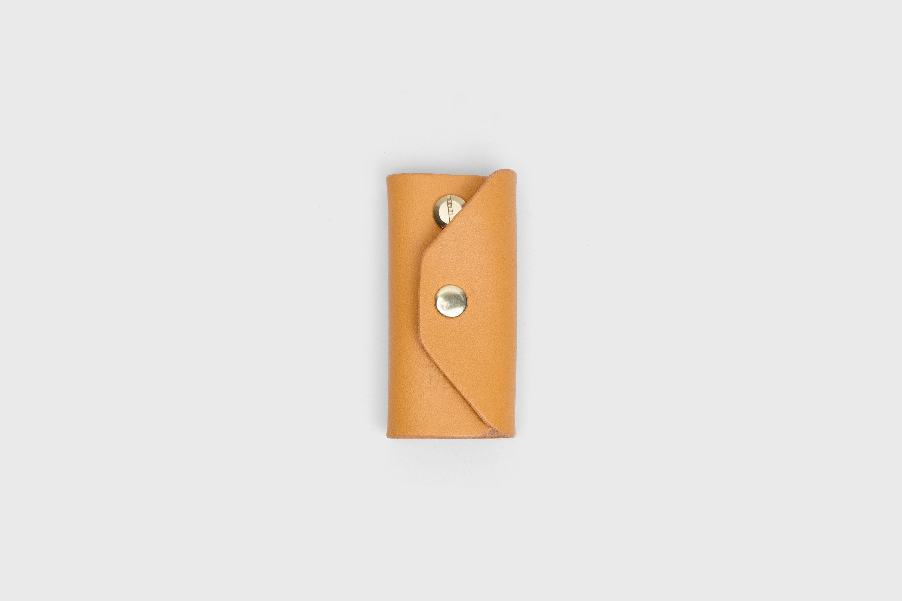 Key Etui In Brown Color In Vegetable Tanned Leather Key Holder With Snap Button Minimalistic Design Atelier Madre Manuel Dreesmann Barcelona Spain