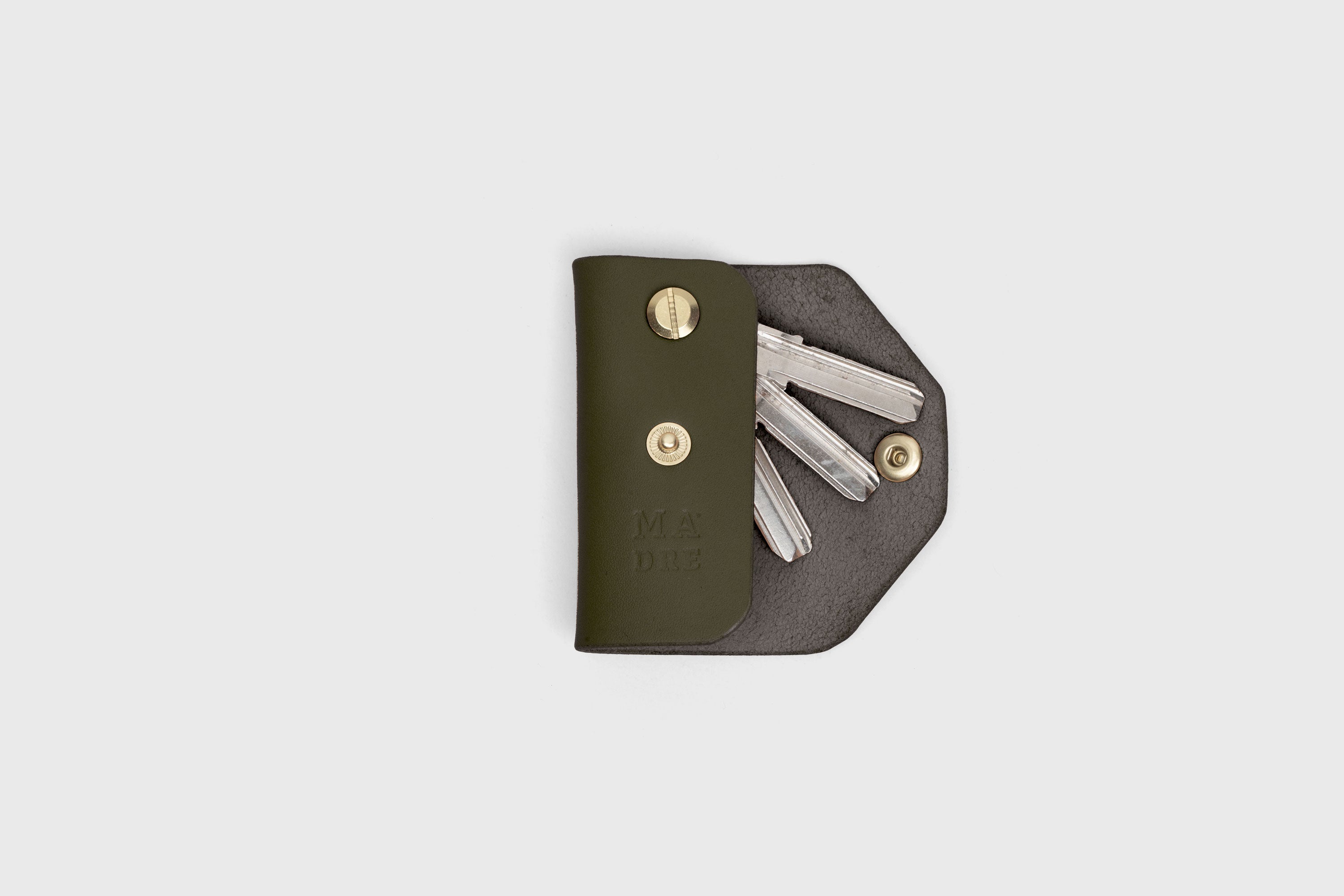 Key Etui In Olive Green Color In Vegetable Tanned Leather Key Holder With Snap Button Minimalistic Design Atelier Madre Manuel Dreesmann Barcelona Spain