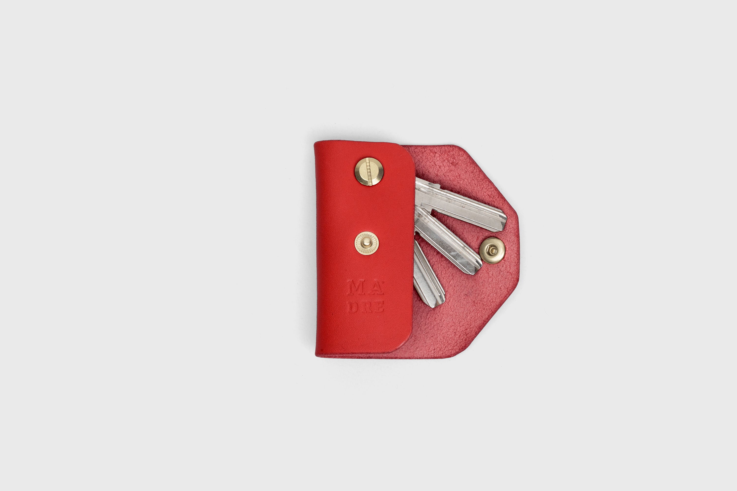Key Etui In Red Color In Vegetable Tanned Leather Key Holder With Snap Button Minimalistic Design Atelier Madre Manuel Dreesmann Barcelona Spain
