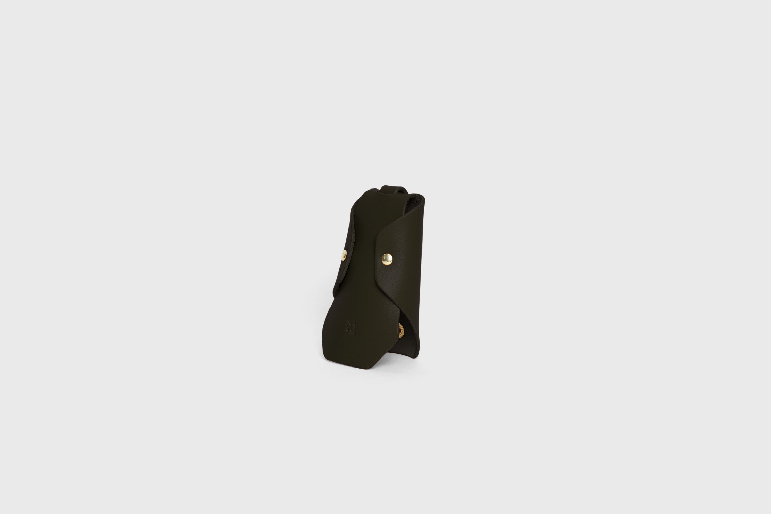 Key Pouch Case Sleeve Pocket Olive Green Color Leather Minimalistic Modern Design Premium Quality Full Grain Vegetable Tanned Leather Handmade Luxury Atelier Madre Manuel Dreesmann Barcelona Spain