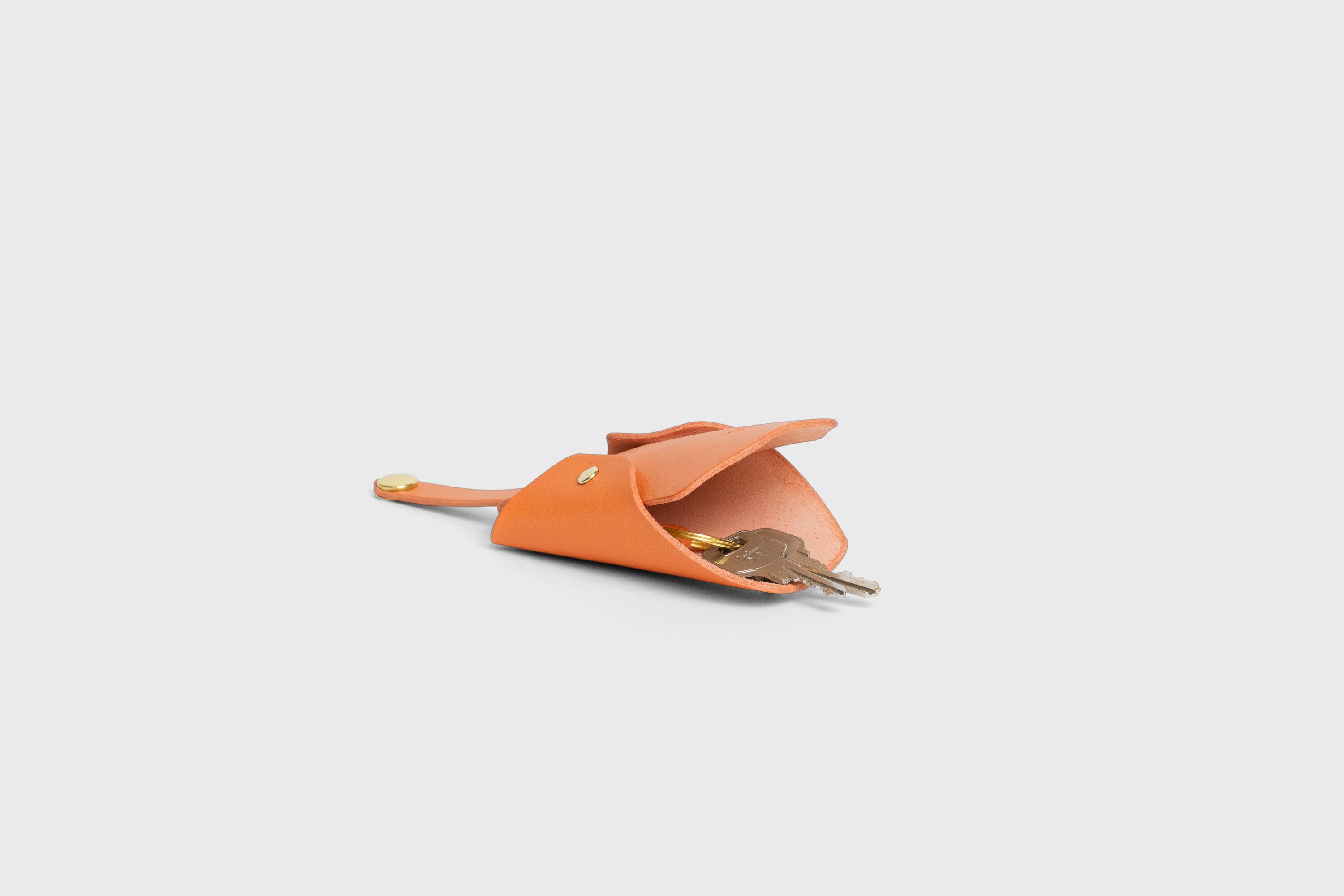 Key Pouch Case Sleeve Pocket Orange Color Leather Minimalistic Modern Design Premium Quality Full Grain Vegetable Tanned Leather Handmade Luxury Atelier Madre Manuel Dreesmann Barcelona Spain