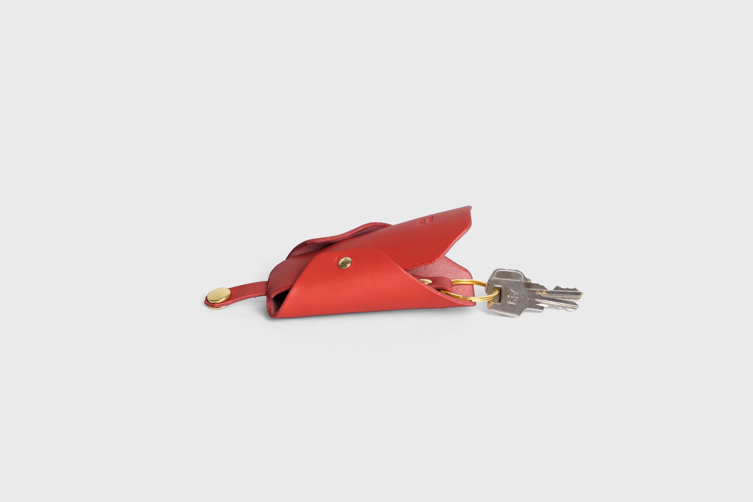 Key Pouch Case Sleeve Pocket Red Color Leather Minimalistic Modern Design Premium Quality Full Grain Vegetable Tanned Leather Handmade Luxury Atelier Madre Manuel Dreesmann Barcelona Spain