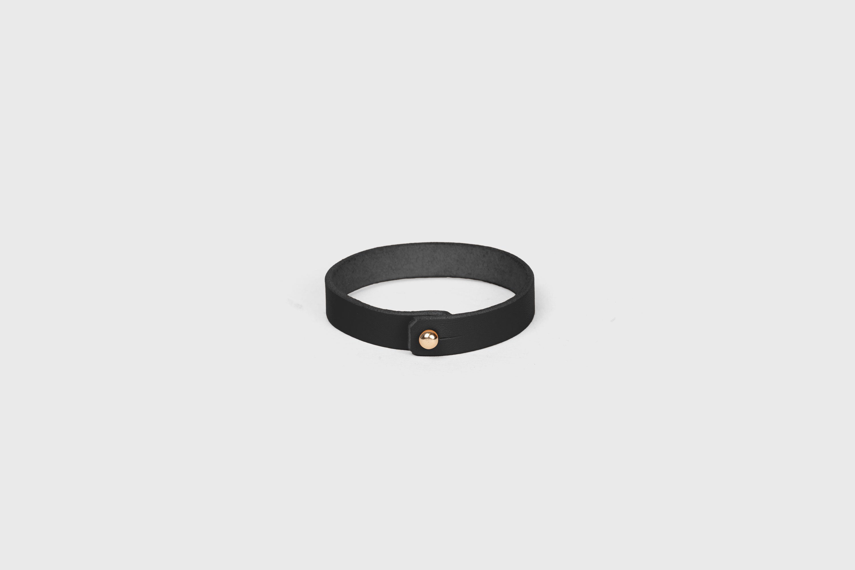 Leather Bracelet Black Color Natural Full Grain Leather Vegetable Tanned Premium Gold Handcrafted Minimalistic Design Atelier Madre Manuel Dreesmannn Barcelona